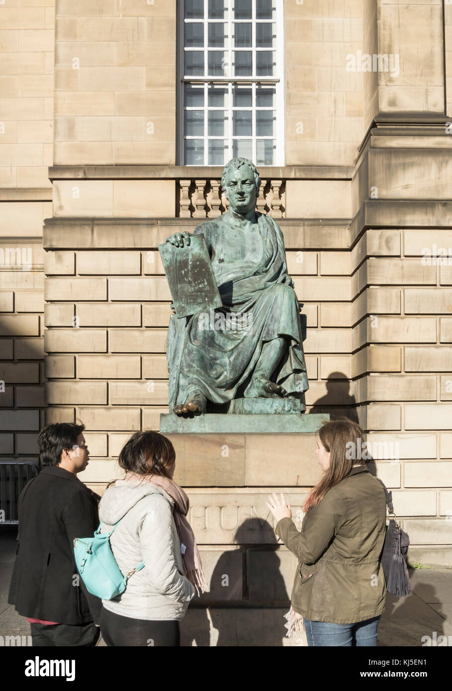Skulptur der Philosoph David Hume auf der Royal Mile in Edinburgh, Schottland, Vereinigtes Königreich. Stockfoto