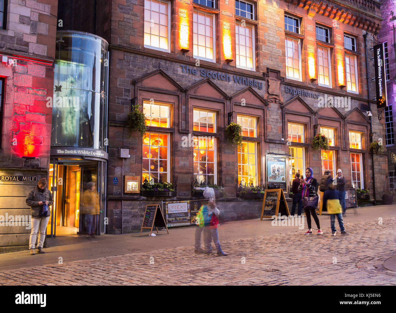 Nächtlicher Blick auf den Scotch Whisky Experience auf der Royal Mile in Edinburgh, Schottland, Großbritannien Stockfoto