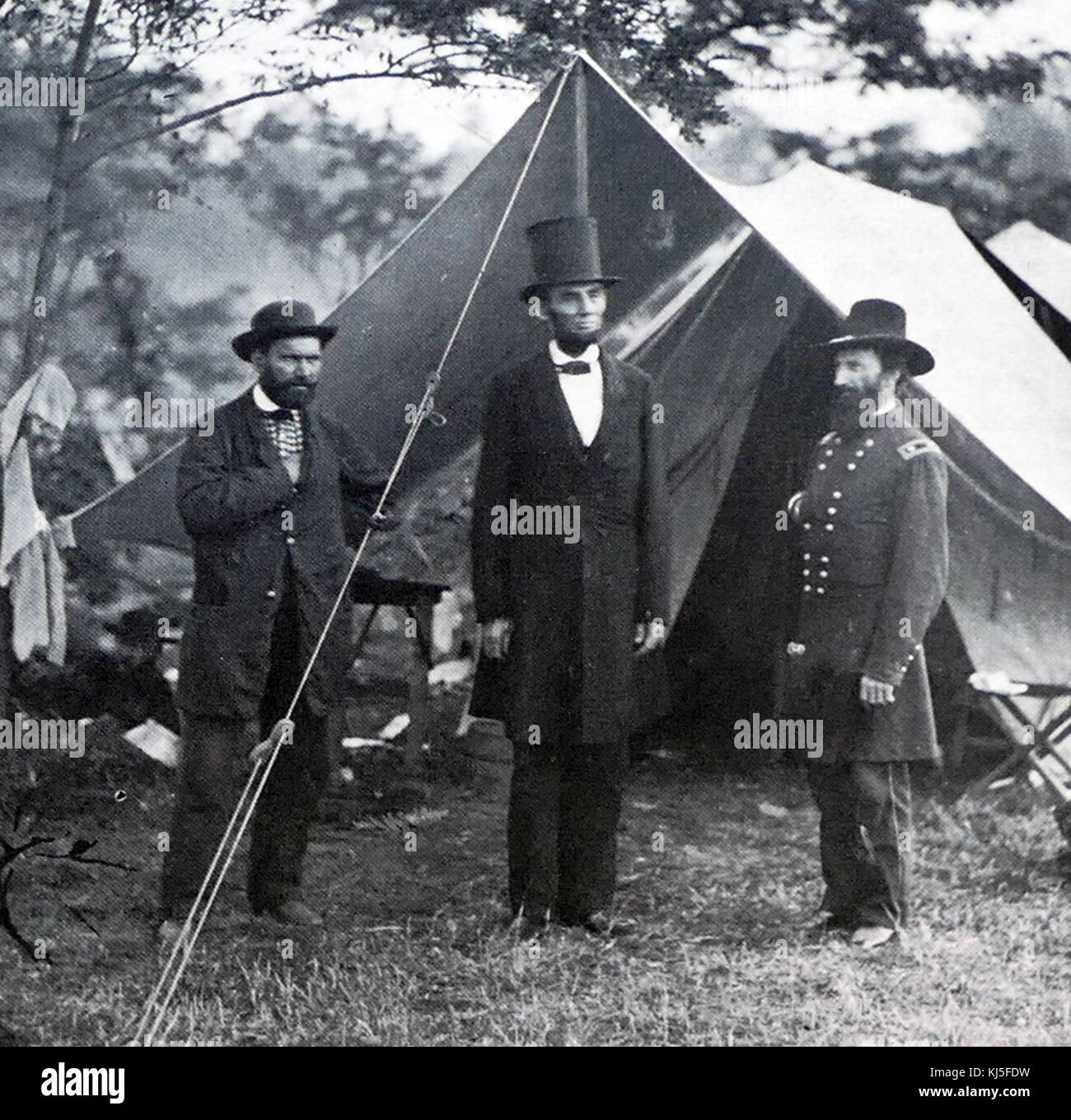 Nach rechts: Foto von Allan Pinkerton (1819-1884) Präsident Abraham Lincoln (1809-1865) und John Alexander McClernand (1812-1900) während der Schlacht von Antietam Links. Vom 19. Jahrhundert Stockfoto
