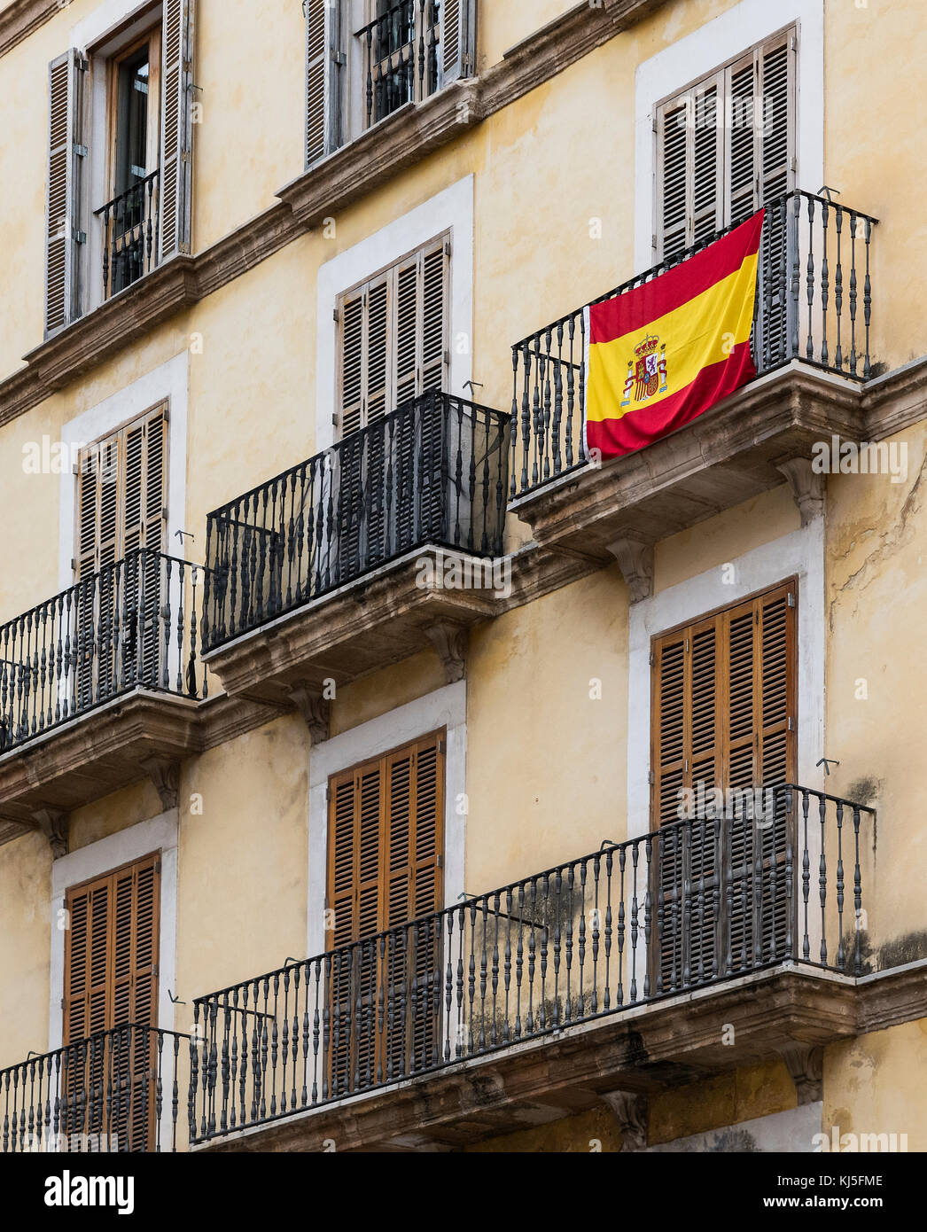 Spanische Flagge schmückt die Wohnung Balkon, Palma mellorca, Spanien. Stockfoto