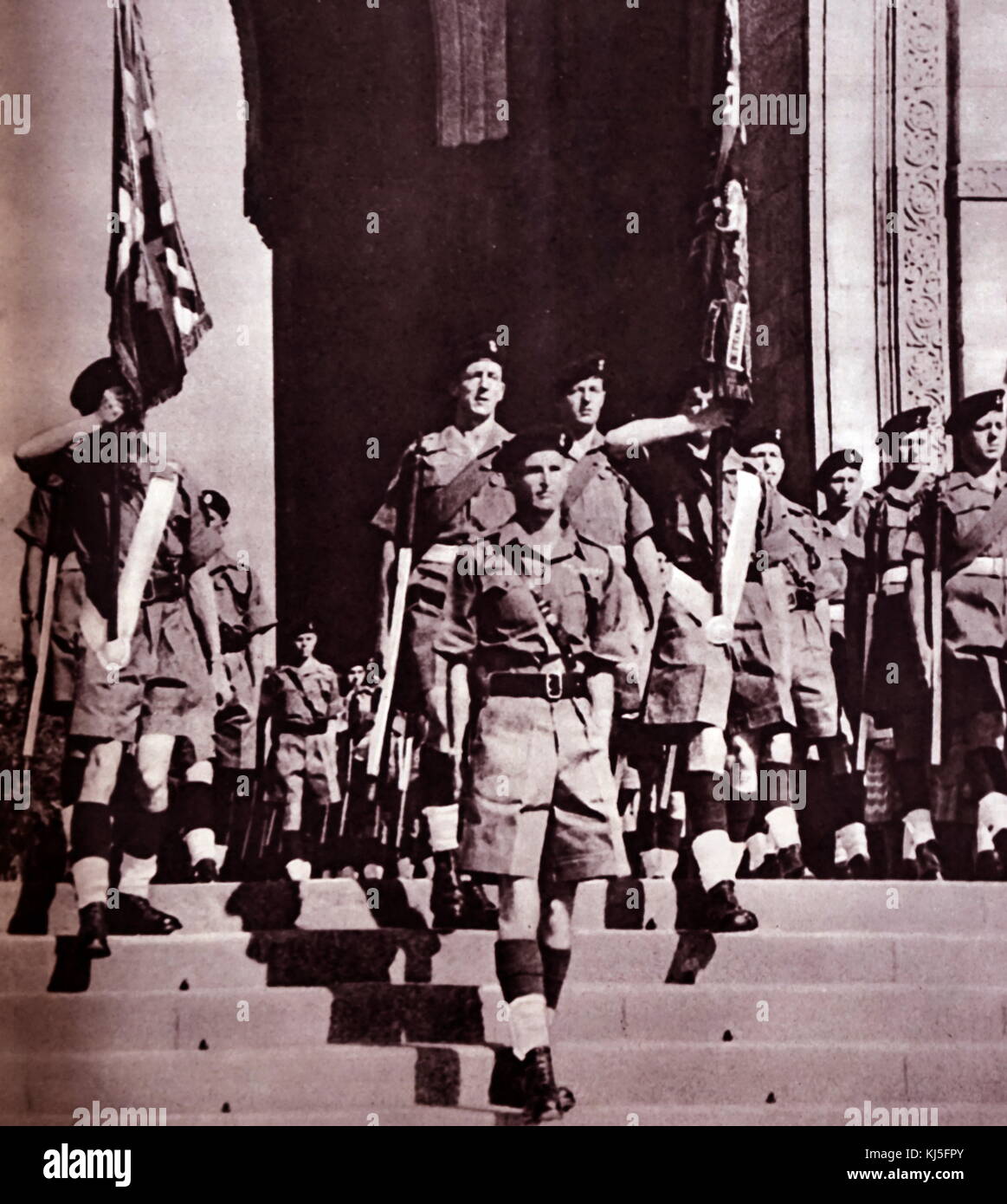 Foto der letzten britischen Truppen Indien gehen durch das India Gate. Vom 20. Jahrhundert Stockfoto