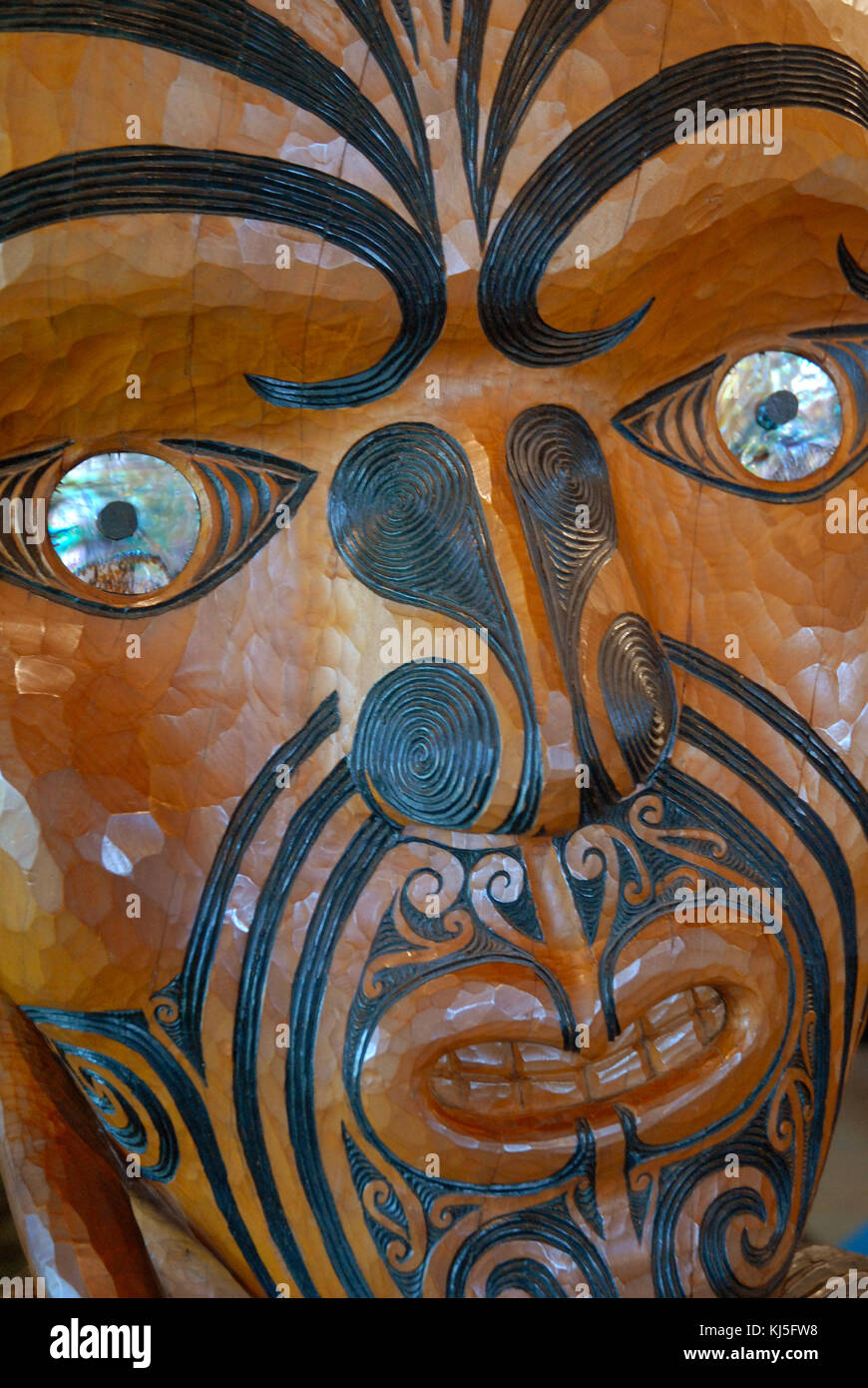 Kopf einer Maori Carving an Arataki Besucherzentrum, Waitakere Ranges Regional Park, in der Nähe von Auckland auf der Nordinsel Neuseelands. Stockfoto