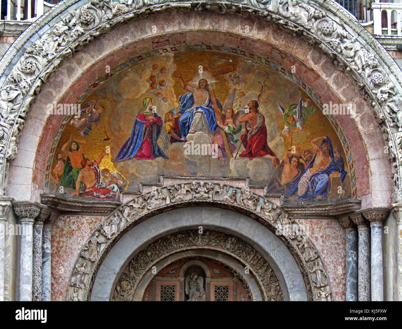 Die Himmelfahrt Christi in einem Mosaik schmücken die Kathedrale Basilika des Heiligen Markus, in Venedig, Italien dargestellt. Es ist die berühmteste der Kirchen der Stadt und eines der bekanntesten Beispiele für Italo-Byzantine Architektur. Es liegt am östlichen Ende der Piazza San Marco Stockfoto