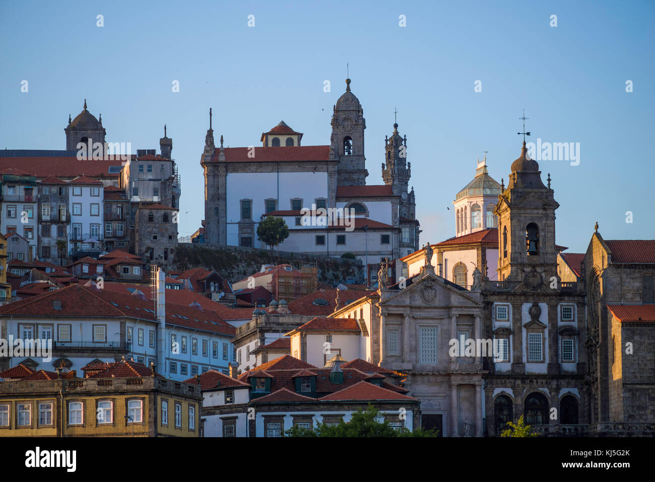 Historische Architektur steigt über den Rio Douro, Porto, Portugal Stockfoto