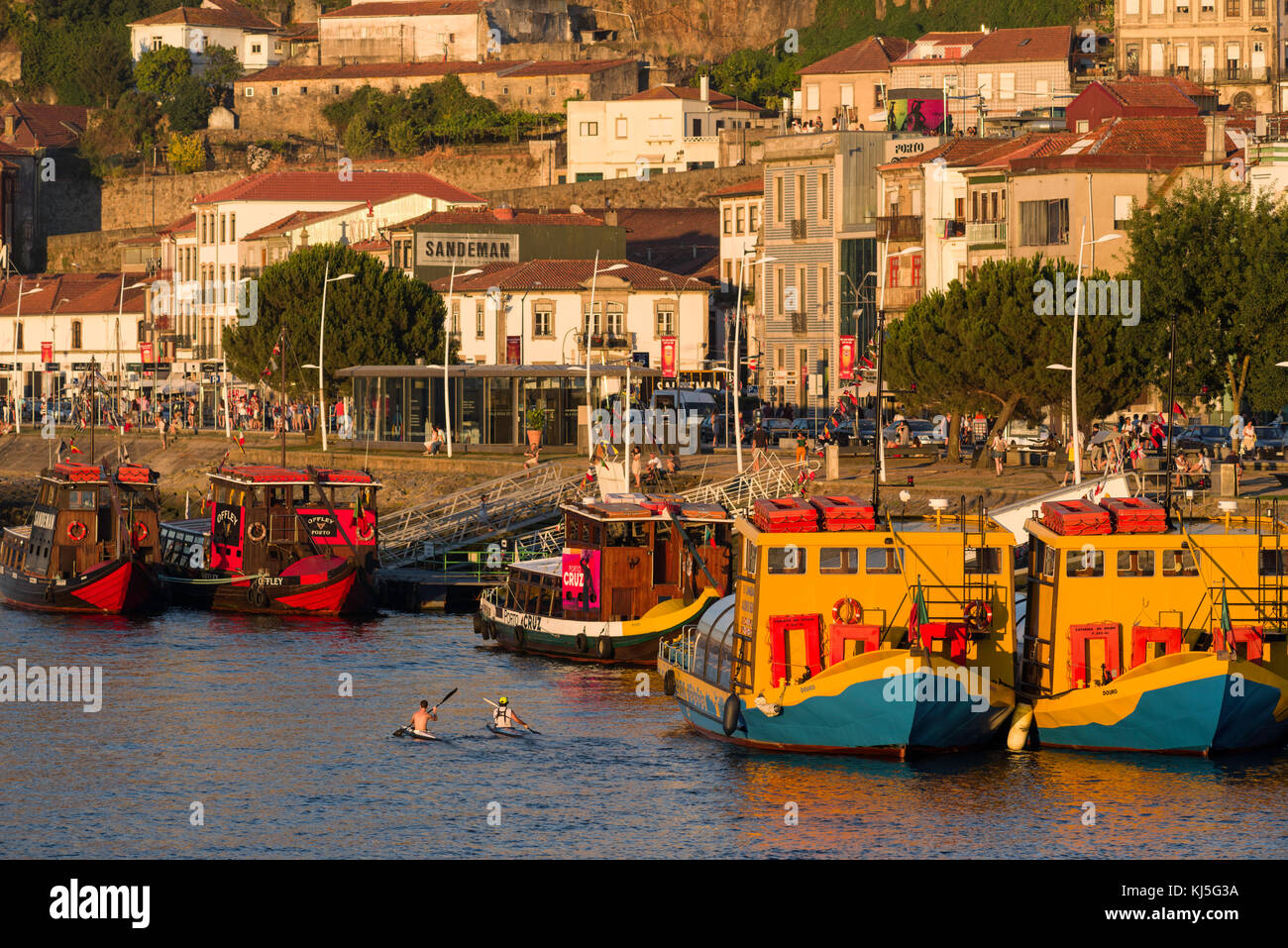 Kajak die ruhigen Gewässer des Rio Douro, Porto, Portugal Stockfoto