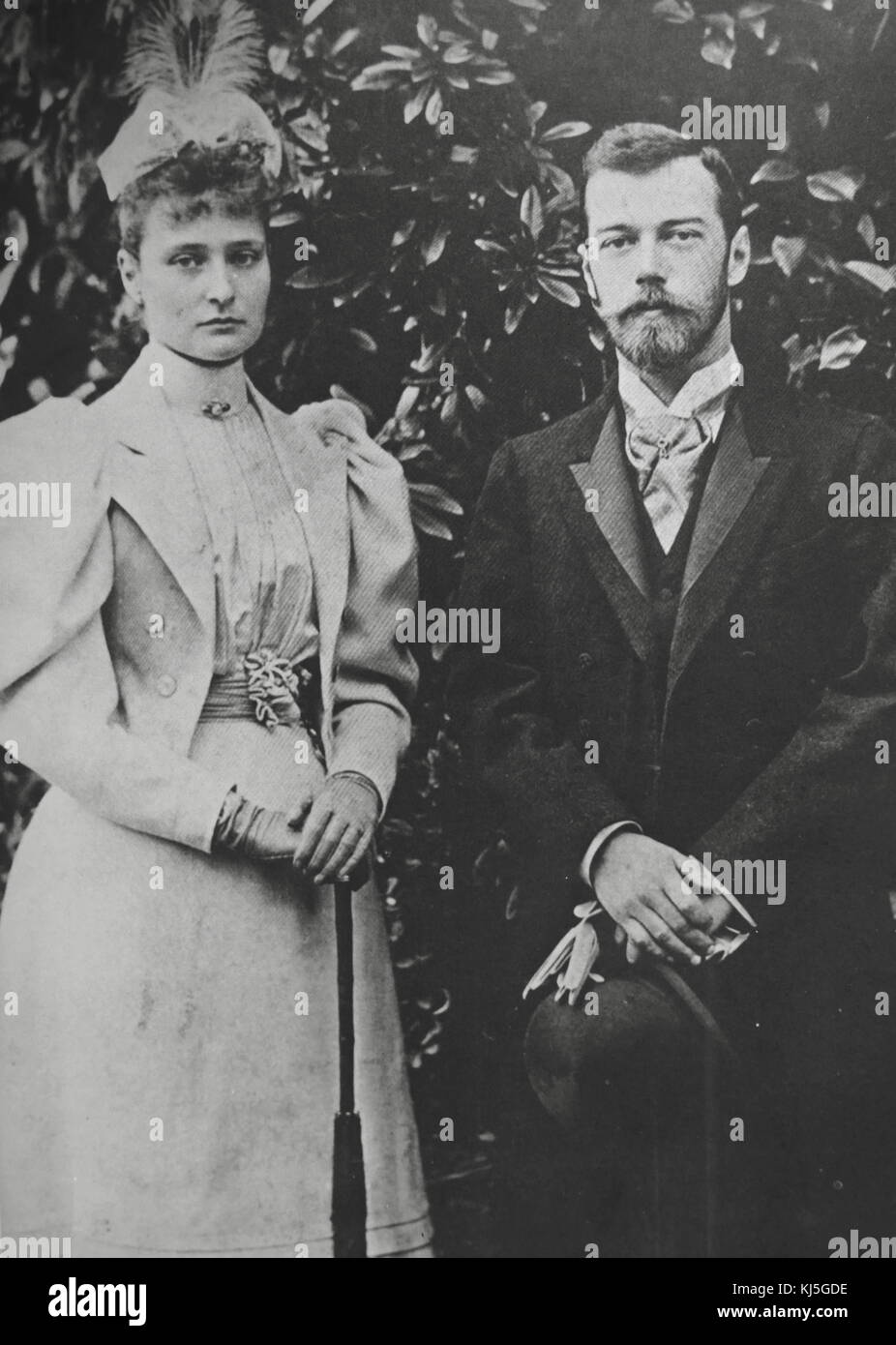Kaiserin Alexandra und Nikolaus II. von Russland. Alexandra Fjodorowna (1872-1918), Kaiserin von Russland als Ehepartner Nikolaus II., dem letzten Herrscher des Russischen Reiches. Ursprünglich als Alix von Hessen und bei Rhein bekannt, Sie war eine Enkelin von Königin Victoria von Großbritannien. Nikolaus II. (1868 - 1918) war der letzte Kaiser von Russland, Urteil vom 1. November 1894 bis zu seinem erzwungenen Abdankung am 15. März 1917 Stockfoto