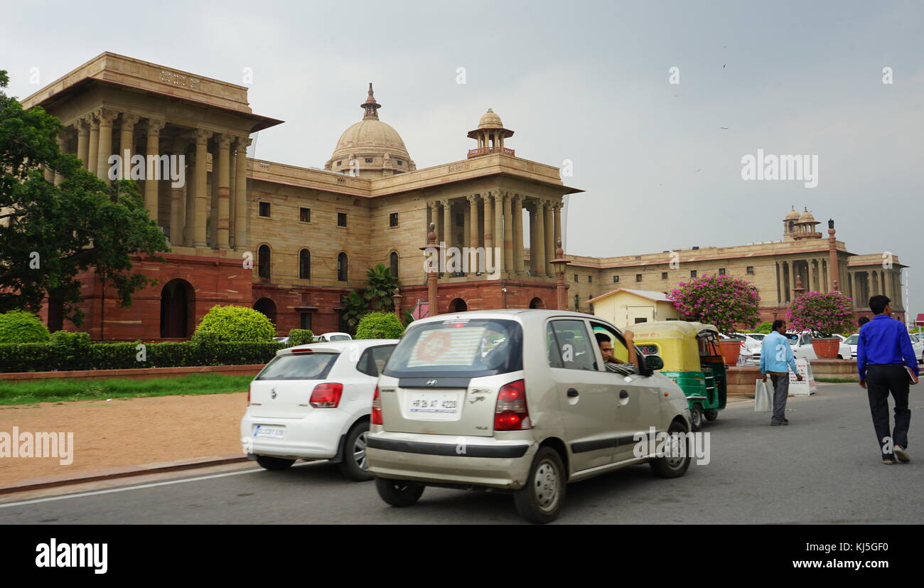 Der Nord Block des Sekretariats Gebäude, Delhi Indien, wo das Kabinett Sekretariat untergebracht ist, die die indische Regierung verwaltet. In den 1910er gebaut, es ist die Heimat einiger der wichtigsten Ministerien des Kabinetts von Indien. Auf Raisina Hill, New Delhi, das Sekretariat Gebäude sind zwei Blöcke von symmetrischen Gebäude (Norden und Süden) auf den gegenüberliegenden Seiten der großen Achse des Rajpath. Herbert Baker nahm auf die Gestaltung des Sekretariats Stockfoto