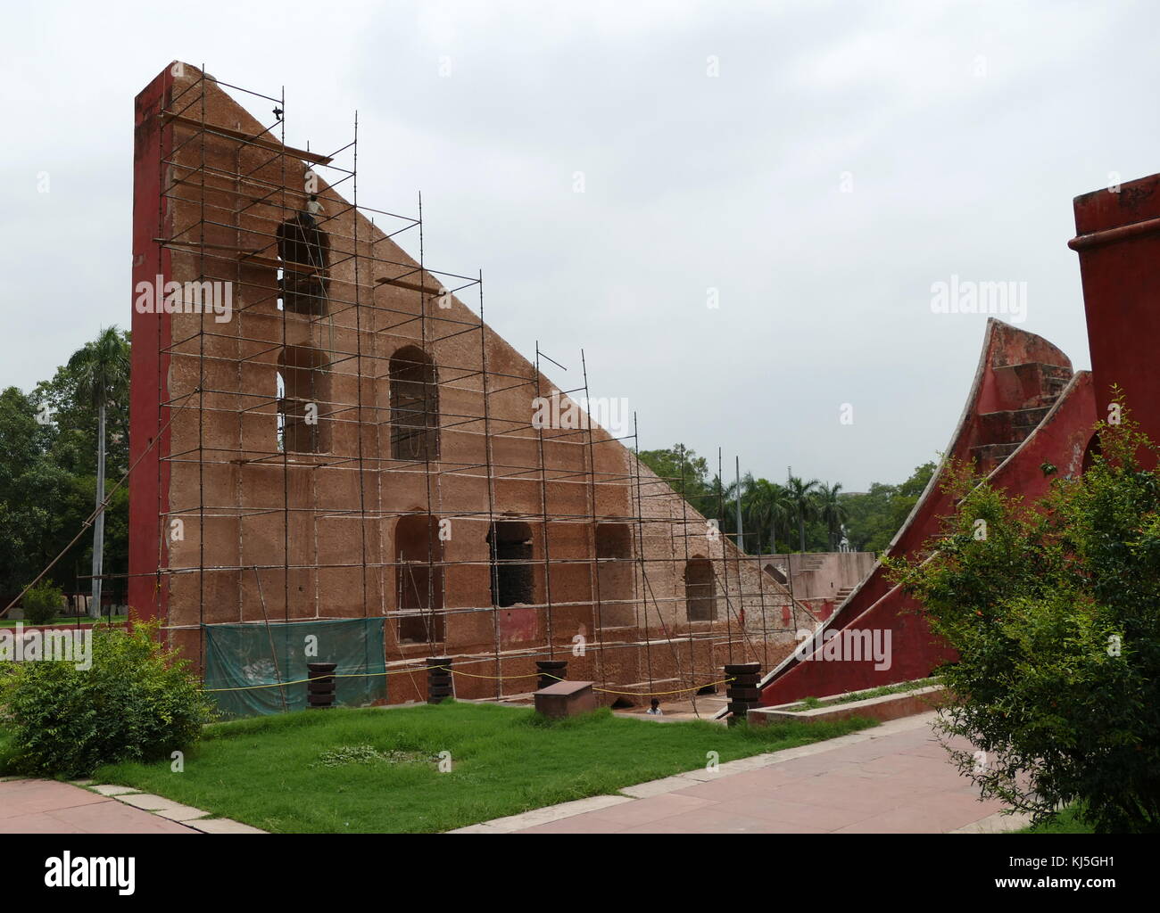 Jantar Mantar, in Neu Delhi, Indien, besteht aus 13 Architektur Astronomie Instrumente. Von Maharaja Jai Singh II von Jaipur gebaut, von 1723 an, als er von Großmogul Muhammad Shah die Aufgabe der Revision der Kalender und astronomische Tabellen gegeben wurde. Der primäre Zweck der Sternwarte astronomische Tabellen zu kompilieren, und die Zeiten und die Bewegungen von Sonne, Mond und Planeten vorherzusagen. Stockfoto