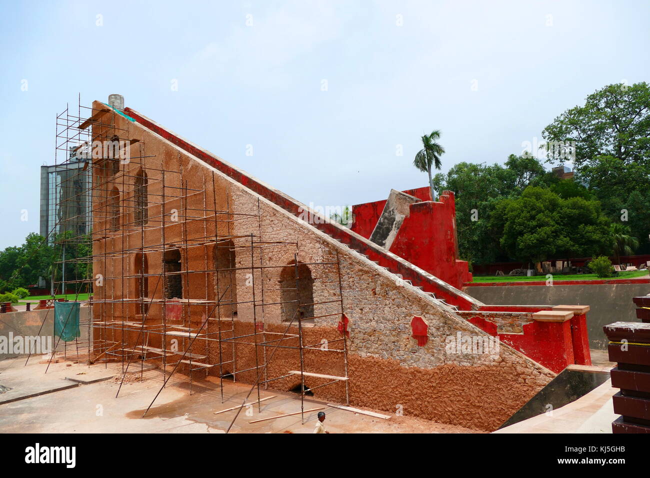 Jantar Mantar, in Neu Delhi, Indien, besteht aus 13 Architektur Astronomie Instrumente. Von Maharaja Jai Singh II von Jaipur gebaut, von 1723 an, als er von Großmogul Muhammad Shah die Aufgabe der Revision der Kalender und astronomische Tabellen gegeben wurde. Der primäre Zweck der Sternwarte astronomische Tabellen zu kompilieren, und die Zeiten und die Bewegungen von Sonne, Mond und Planeten vorherzusagen. Stockfoto