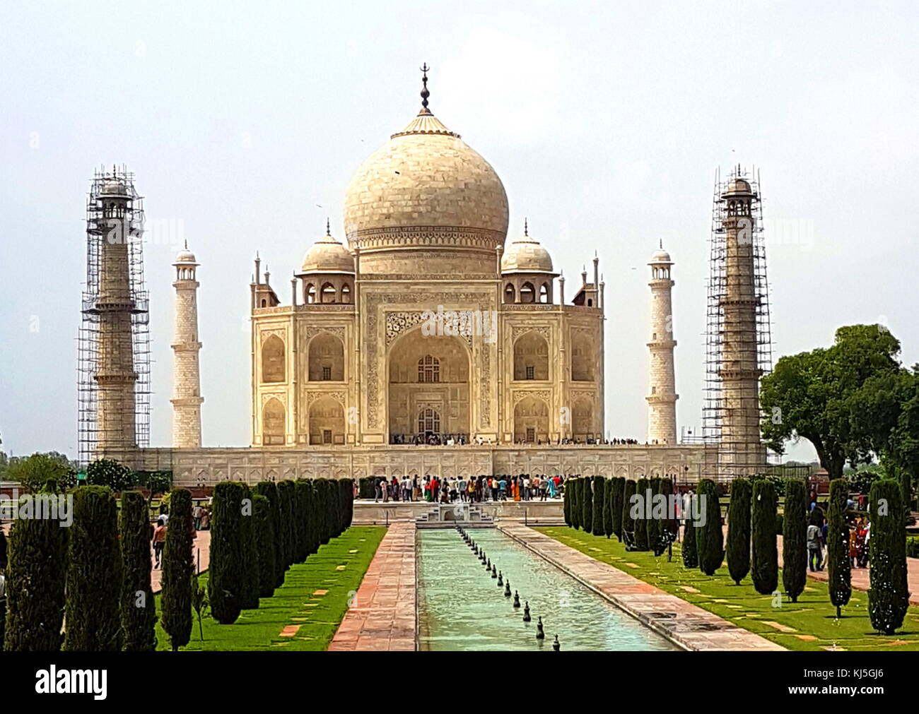 Das Taj Mahal (Krone des Palastes), Elfenbein-weißem Marmor mausoleum am südlichen Ufer des Yamuna Flusses in der indischen Stadt Agra. Es wurde im Jahr 1632 von der Moghul-kaiser beauftragt, Shah Jahan (regierte 1628-1658), das Grab seiner Frau zu Haus, Mumtaz Mahal. Stockfoto