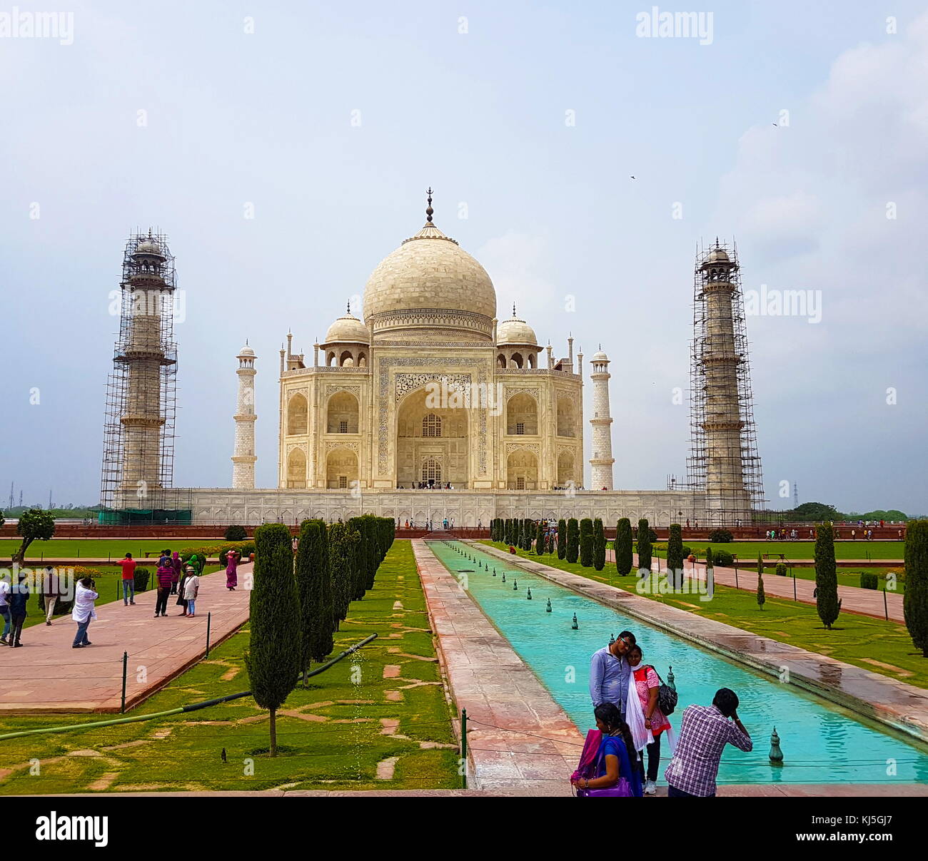 Das Taj Mahal (Krone des Palastes), Elfenbein-weißem Marmor mausoleum am südlichen Ufer des Yamuna Flusses in der indischen Stadt Agra. Es wurde im Jahr 1632 von der Moghul-kaiser beauftragt, Shah Jahan (regierte 1628-1658), das Grab seiner Frau zu Haus, Mumtaz Mahal. Stockfoto
