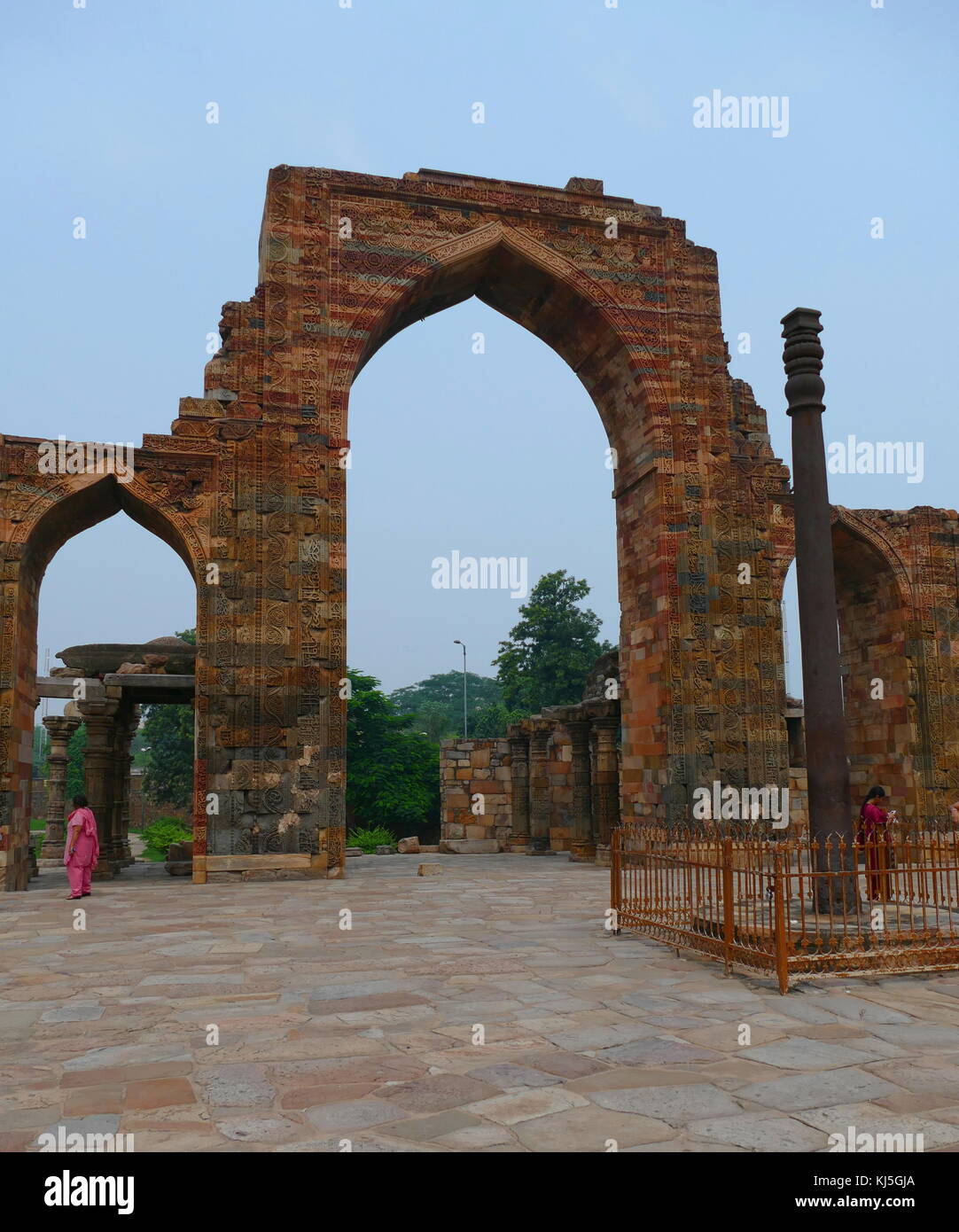 Die eiserne Säule in der qutb Komplex (Denkmäler und Gebäude), in Mehrauli in Delhi, Indien. Es ist ein 7 m (23 ft) Spalte, in der qutb Komplex, bemerkenswert für die rost-resistent, Zusammensetzung der Metalle, die in seinem Aufbau verwendet werden. Die Säule wiegt über 6.000 kg (13.000 lb) und ist gedacht, um die ursprünglich in, was jetzt Udayagiri durch einen der Gupta Monarchen in ca. 402 CE wurden errichtet. Stockfoto