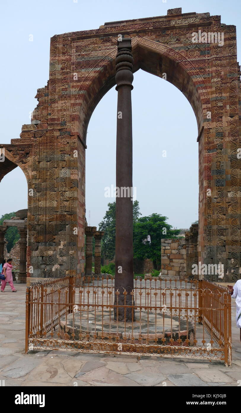 Die eiserne Säule in der qutb Komplex (Denkmäler und Gebäude), in Mehrauli in Delhi, Indien. Es ist ein 7 m (23 ft) Spalte, in der qutb Komplex, bemerkenswert für die rost-resistent, Zusammensetzung der Metalle, die in seinem Aufbau verwendet werden. Die Säule wiegt über 6.000 kg (13.000 lb) und ist gedacht, um die ursprünglich in, was jetzt Udayagiri durch einen der Gupta Monarchen in ca. 402 CE wurden errichtet. Stockfoto
