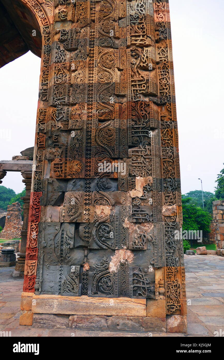 Qutb Komplex ist ein Array von Denkmälern und Gebäuden in Mehrauli in Delhi, Indien. Die Stiftung wurde von Qutb-ud-din Aibak, die später die erste Sultan von Delhi der Mamelucken Dynastie gelegt. Die QUBBAT-ul-Islam Moschee (Kuppel des Islam), später beschädigt in Quwwat-ul-Islam, steht neben der Qutb Minar. Stockfoto