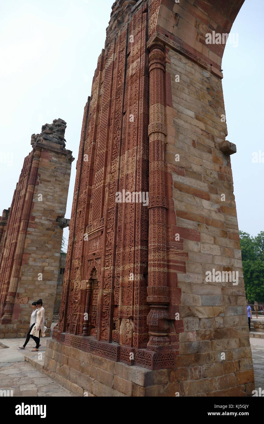 Qutb Komplex ist ein Array von Denkmälern und Gebäuden in Mehrauli in Delhi, Indien. Die Stiftung wurde von Qutb-ud-din Aibak, die später die erste Sultan von Delhi der Mamelucken Dynastie gelegt. Die QUBBAT-ul-Islam Moschee (Kuppel des Islam), später beschädigt in Quwwat-ul-Islam, steht neben der Qutb Minar. Stockfoto