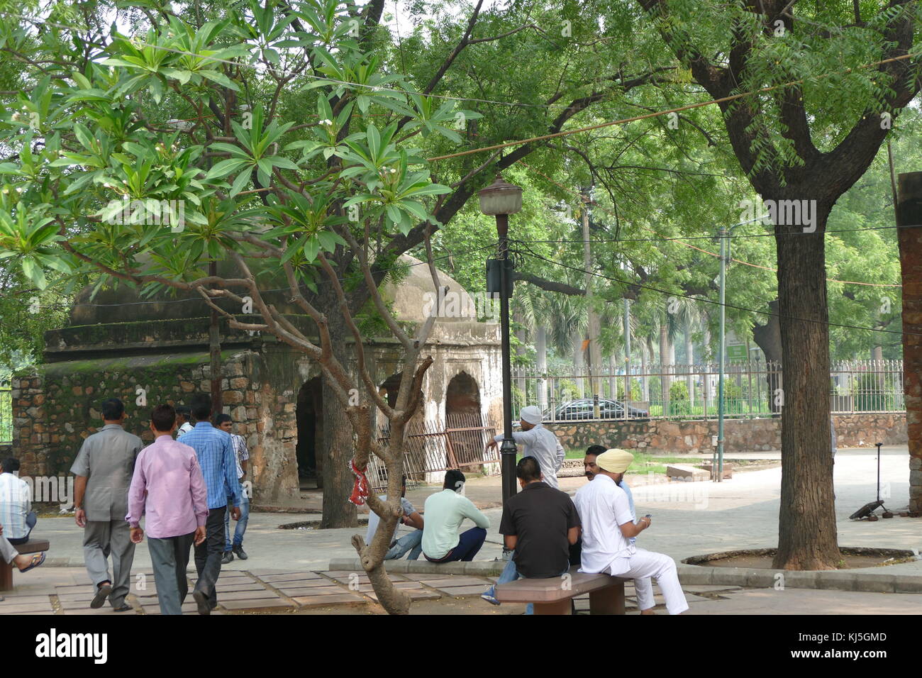 Qutb Komplex ist ein Array von Denkmälern und Gebäuden in Mehrauli in Delhi, Indien. Die Stiftung wurde von Qutb-ud-din Aibak, die später die erste Sultan von Delhi der Mamelucken Dynastie gelegt. Die QUBBAT-ul-Islam Moschee (Kuppel des Islam), später beschädigt in Quwwat-ul-Islam, steht neben der Qutb Minar. Stockfoto