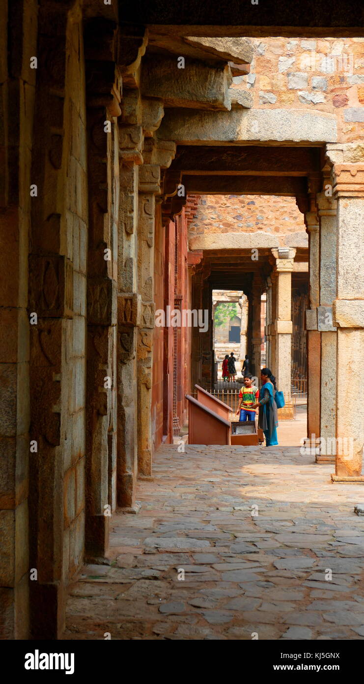 Qutb Komplex ist ein Array von Denkmälern und Gebäuden in Mehrauli in Delhi, Indien. Die Stiftung wurde von Qutb-ud-din Aibak, die später die erste Sultan von Delhi der Mamelucken Dynastie gelegt. Die QUBBAT-ul-Islam Moschee (Kuppel des Islam), später beschädigt in Quwwat-ul-Islam, steht neben der Qutb Minar. Stockfoto