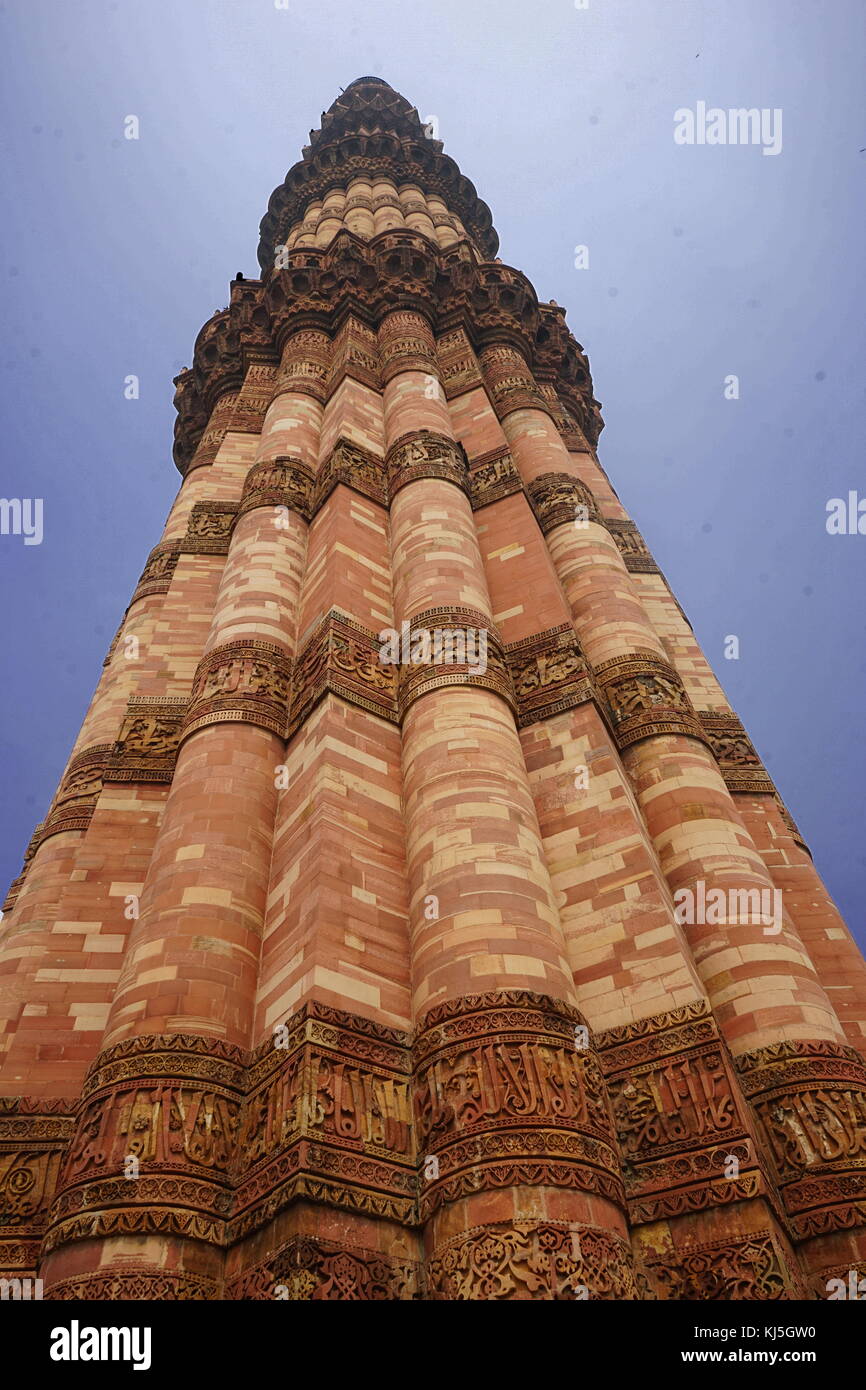 Qutab Minar ist ein Minarett, das Bestandteil des Qutb Komplex, ein UNESCO-Weltkulturerbe in Mehrauli Gegend von Delhi, Indien. Aus rotem Sandstein und Marmor, Qutb Minar ist ein 73 Meter (240 Fuß) hoch sich verjüngenden Turm von fünf Geschichten, mit einem 14,3 Meter (47 Fuß) Durchmesser, Reduzierung bis 2,7 Meter (9 Fuß) an der Spitze. Es enthält eine Wendeltreppe mit 379 Stufen. Qutb al-Din Aibak, Gründer des Sultanat von Delhi, begann der Bau der ersten Geschichte des Qutab Minar um 1192. 1220, aibak Nachfolger und Schwiegersohn Iltutmish abgeschlossen weitere drei Geschichten. 1369, Blitzschlag Stockfoto