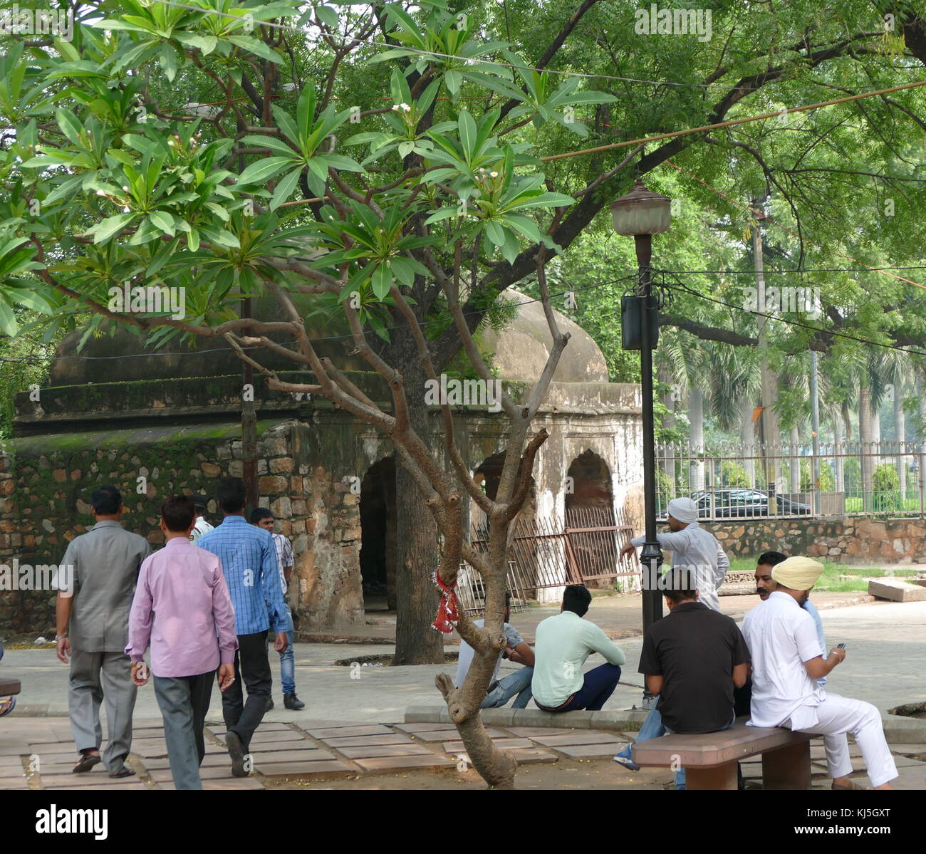 Qutb Komplex ist ein Array von Denkmälern und Gebäuden in Mehrauli in Delhi, Indien. Die Stiftung wurde von Qutb-ud-din Aibak, die später die erste Sultan von Delhi der Mamelucken Dynastie gelegt. Die QUBBAT-ul-Islam Moschee (Kuppel des Islam), später beschädigt in Quwwat-ul-Islam, steht neben der Qutb Minar. Stockfoto