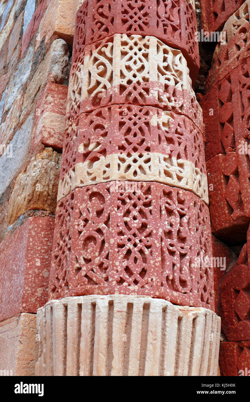 Qutab Minar ist ein Minarett, das Bestandteil des Qutb Komplex, ein UNESCO-Weltkulturerbe in Mehrauli Gegend von Delhi, Indien. Aus rotem Sandstein und Marmor, Qutb Minar ist ein 73 Meter (240 Fuß) hoch sich verjüngenden Turm von fünf Geschichten, mit einem 14,3 Meter (47 Fuß) Durchmesser, Reduzierung bis 2,7 Meter (9 Fuß) an der Spitze. Es enthält eine Wendeltreppe mit 379 Stufen. Qutb al-Din Aibak, Gründer des Sultanat von Delhi, begann der Bau der ersten Geschichte des Qutab Minar um 1192. 1220, aibak Nachfolger und Schwiegersohn Iltutmish abgeschlossen weitere drei Geschichten. 1369, Blitzschlag Stockfoto