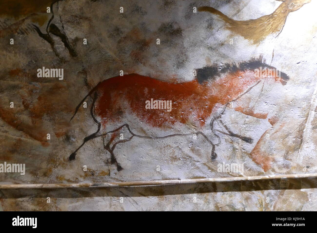 Replica Malerei aus der Höhle von Altamira (Cueva de Altamir) in der Nähe der historischen Stadt Santillana del Mar in Kantabrien, Spanien gelegen, ist für seine zahlreichen parietalen Höhlenmalereien mit kohlezeichnungen und polychrome Gemälde zeitgenössischer Flora und menschliche Hände, zwischen 18.500 und 14.000 Jahren während der jungpaläolithikum Erstellt von Paleo menschlichen Siedler bekannt. Die frühesten Bilder in der Höhle wurden rund 35.600 Jahren ausgeführt. Stockfoto