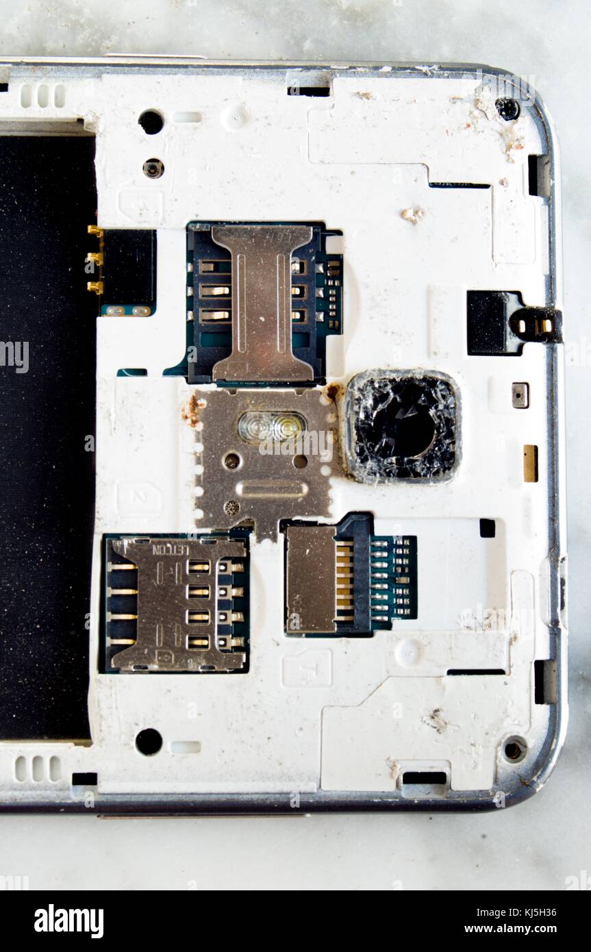 Zurück Teil ein Smartphone mit Nut für sym, den Speicher und die Kamera dreht sich in Stücke Stockfoto