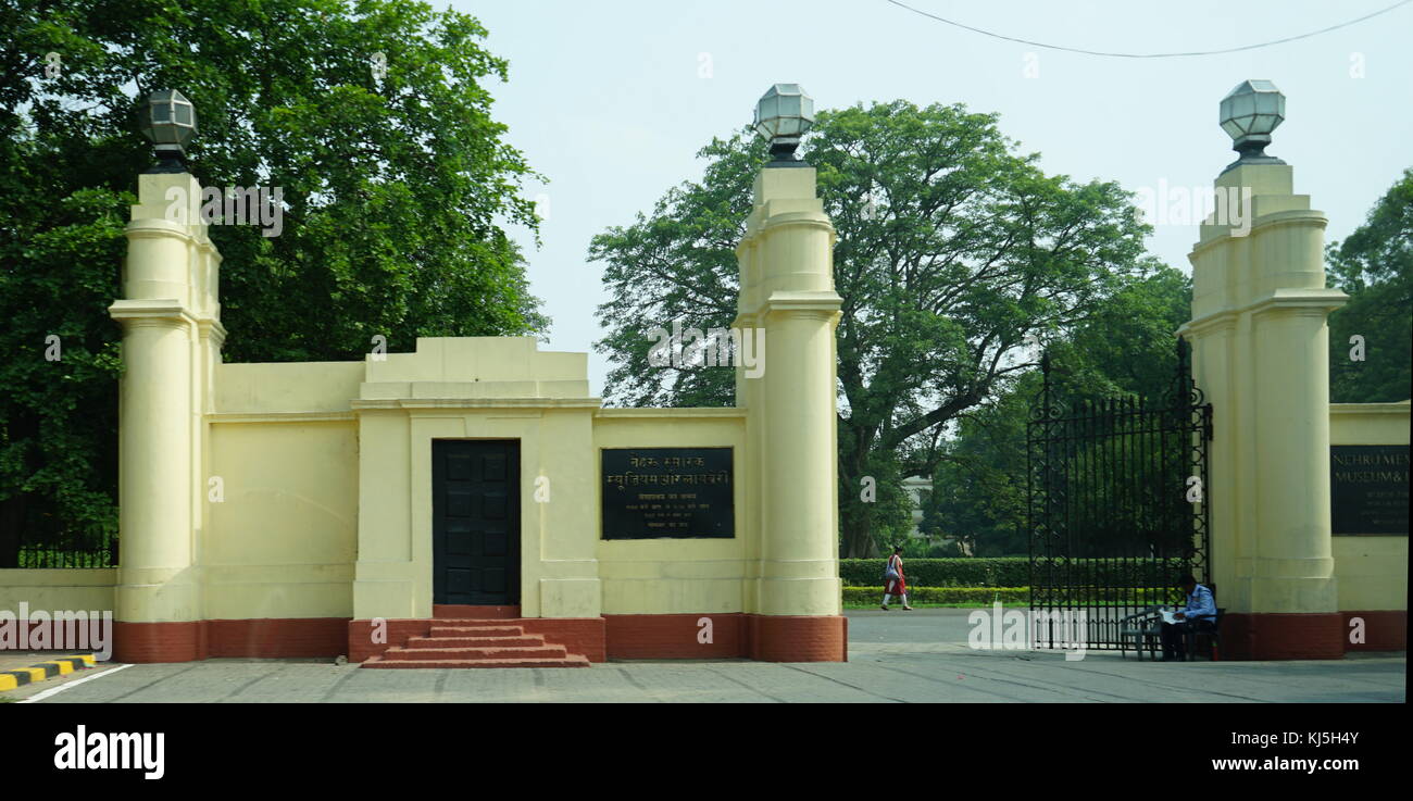 Die Teen Murti Bhavan (jugendlich Murti Haus) ist die ehemalige Residenz der erste indische Premierminister Jawaharlal Nehru in Delhi, Indien, die hier für 16 Jahre bis zu seinem Tod am 27. Mai 1964 hier. Es wurde von Robert Tor Russe konzipiert Stockfoto