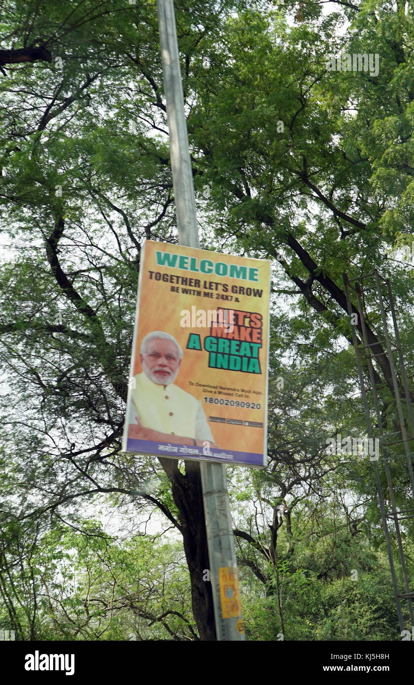 Politische Plakat für die Partei des indischen Ministerpräsidenten Narendra Mohdi. Narendra Modi Damodardas (17. September 1950 geboren) ist ein Indischer Politiker, ist der 14. und Premierminister Indiens, im Amt seit Mai 2014. Er war der Chief Minister von Gujarat von 2001 bis 2014 und ist das Mitglied des Parlaments für Varanasi. Modi, ein Mitglied der Bharatiya Janata Party (BJP), ist ein Hindu Nationalist und Mitglied der rechtsgerichteten Rashtriya Swayamsevak Sangh (RSS). Stockfoto