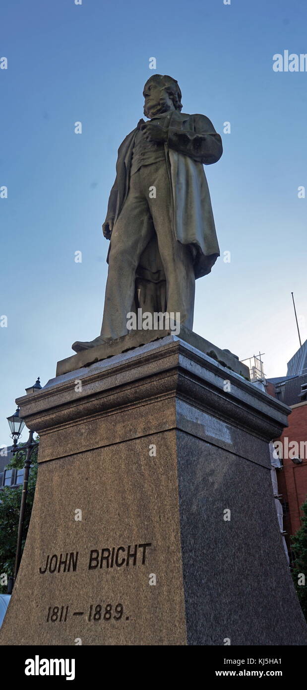 Die Statue von John Bright, die in Albert Square befindet, wurde von Albert Bruce-Joy erstellt. John Bright (16. November 1811 bis 27. März 1889), Quaker, war ein britischer Radikalen und Liberalen Staatsmann, einer der größten Redner seiner Generation und ein Förderer des freien Handels. Stockfoto