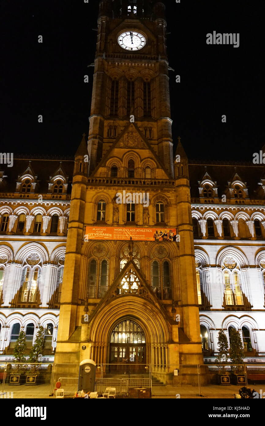 Vigil am Rathaus von Manchester, in den Tagen nach dem 22. Mai 2017, Selbstmord, an der Manchester Arena in Manchester, England durchgeführt, nach einem Konzert der amerikanischen Sängerin Ariana Grande.. Das Rathaus befindet sich in einem viktorianischen, Neo-gotischen städtische Gebäude in Manchester, England. Es ist die zeremoniellen Sitz des Stadtrates von Manchester wurde es von dem Architekten Alfred Waterhouse, das Rathaus im Jahre 1877 abgeschlossen wurde. Stockfoto