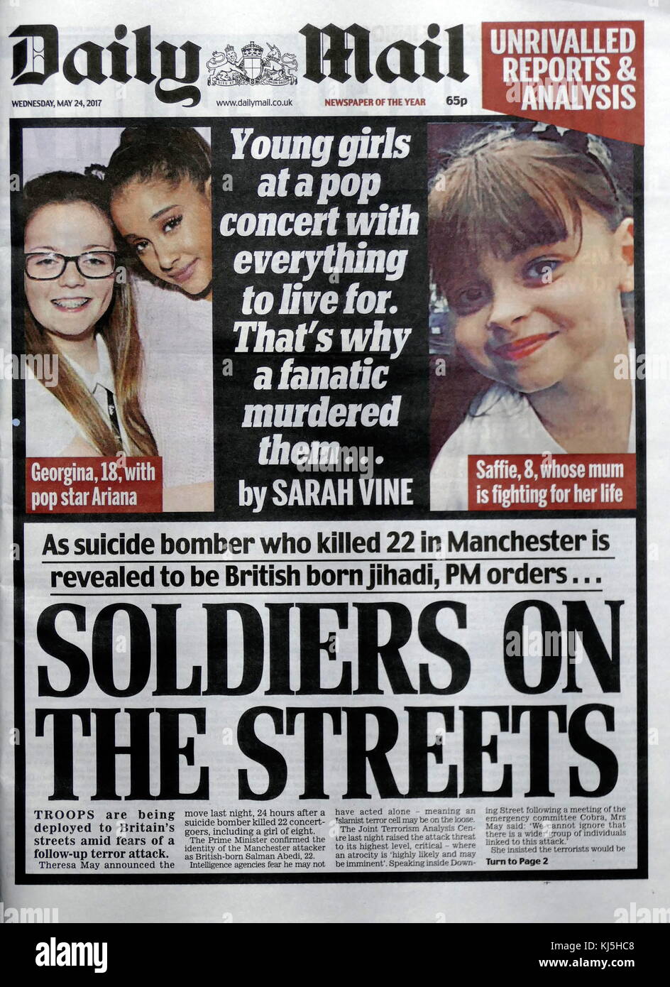 Britische Zeitung Schlagzeile und Front Page, in den Tagen nach dem 22. Mai 2017, Selbstmord, an der Manchester Arena in Manchester, England durchgeführt, nach einem Konzert der amerikanischen Sängerin Ariana Grande. Stockfoto