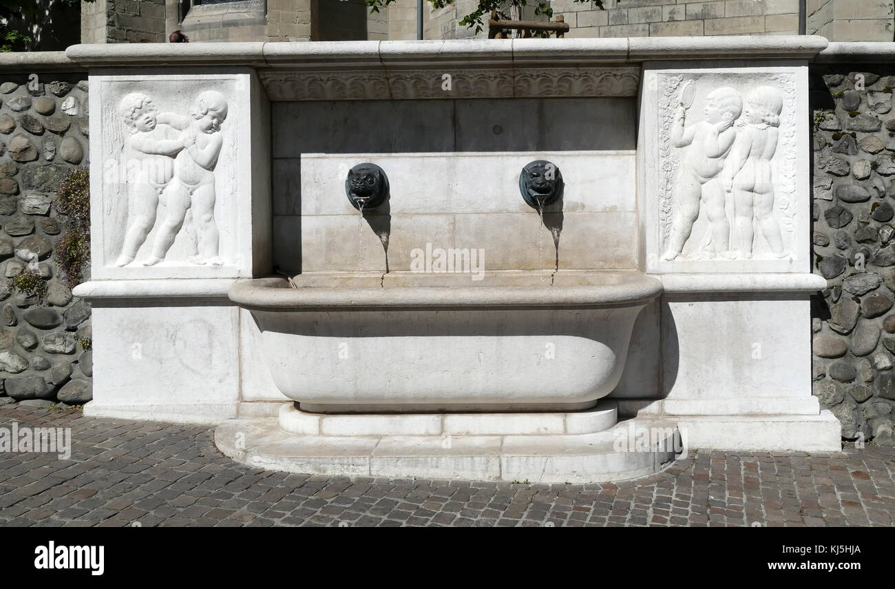 Stein Relief, Engelchen rund um einen Brunnen in der Nähe der Altstadt von Genf, Schweiz Stockfoto