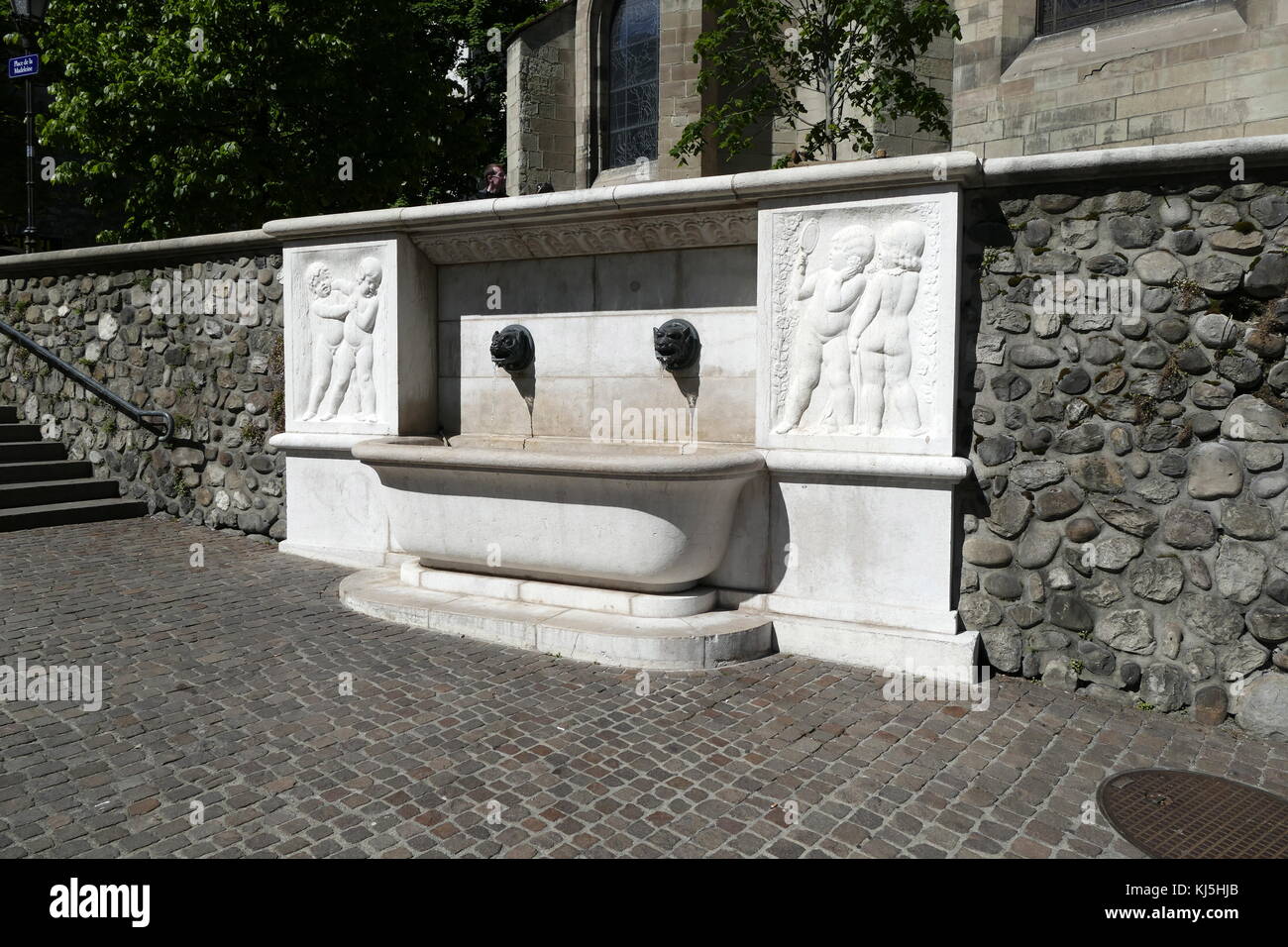 Stein Relief, Engelchen rund um einen Brunnen in der Nähe der Altstadt von Genf, Schweiz Stockfoto