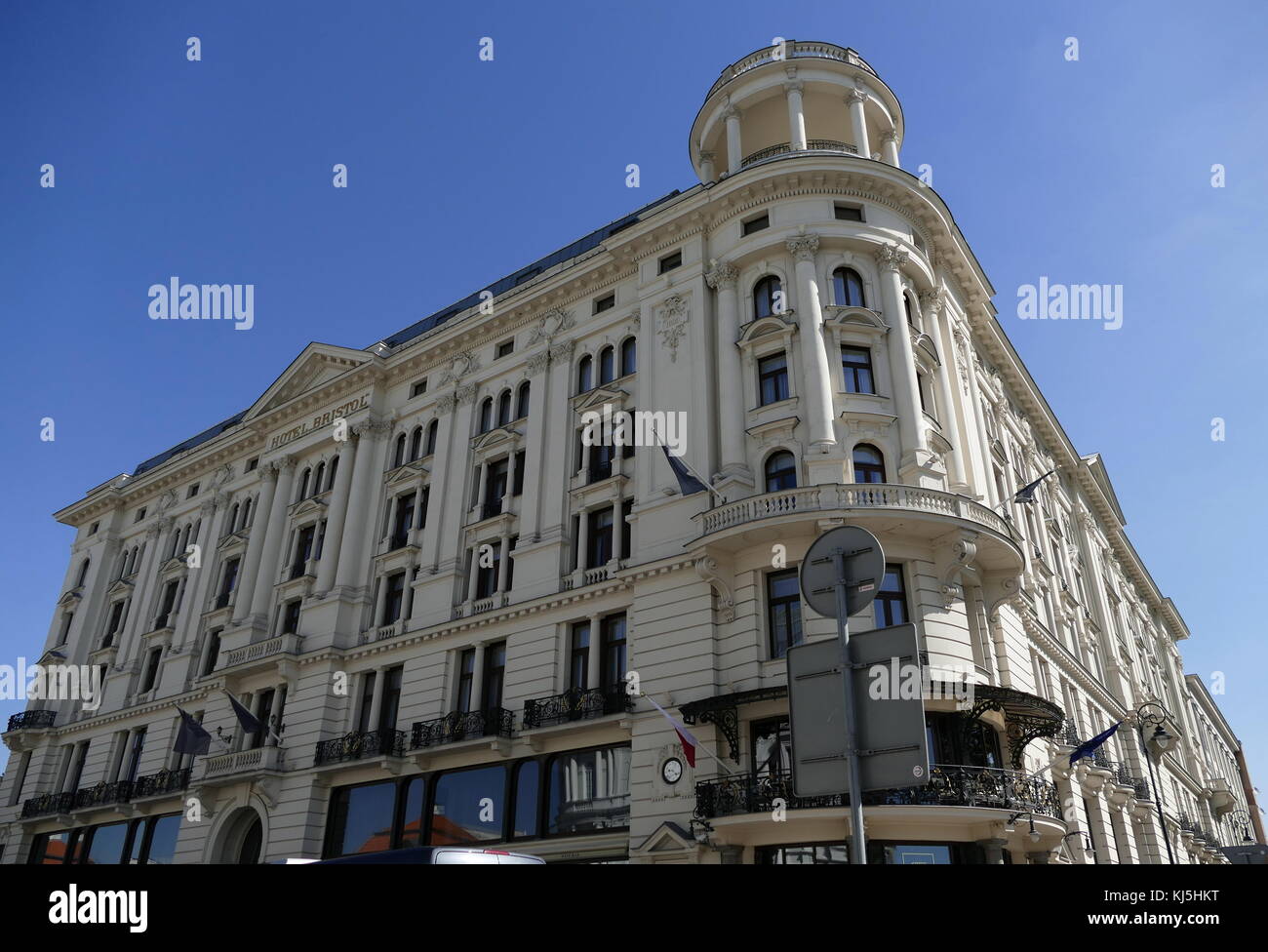 Hotel Bristol, Warschau ist ein historisches Hotel 1901 eröffnet, in Polens Hauptstadt Warschau zu einem Neo-Renaissance-Design gebaut, von dem Architekten W?adys?aw Marconi die endgültige Hotel zu entwerfen. Nachdem Polen erlangte seine Unabhängigkeit im Jahre 1919, paderewski als Premierminister, der ersten Sitzung seiner Regierung in seinem Hotel statt. Nach dem deutschen Einmarsch im Jahr 1939, das Hotel war in der Zentrale der Chef der Distrikt Warschau gemacht. Er überlebte den Krieg und wurde renoviert und 1945 neu eröffnet. Stockfoto