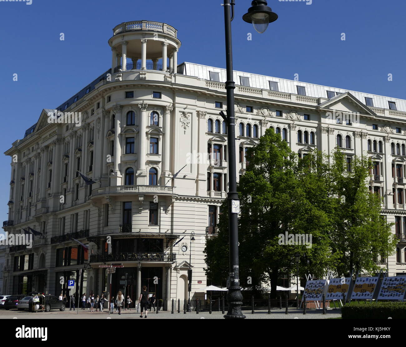 Hotel Bristol, Warschau ist ein historisches Hotel 1901 eröffnet, in Polens Hauptstadt Warschau zu einem Neo-Renaissance-Design gebaut, von dem Architekten W?adys?aw Marconi die endgültige Hotel zu entwerfen. Nachdem Polen erlangte seine Unabhängigkeit im Jahre 1919, paderewski als Premierminister, der ersten Sitzung seiner Regierung in seinem Hotel statt. Nach dem deutschen Einmarsch im Jahr 1939, das Hotel war in der Zentrale der Chef der Distrikt Warschau gemacht. Er überlebte den Krieg und wurde renoviert und 1945 neu eröffnet. Stockfoto