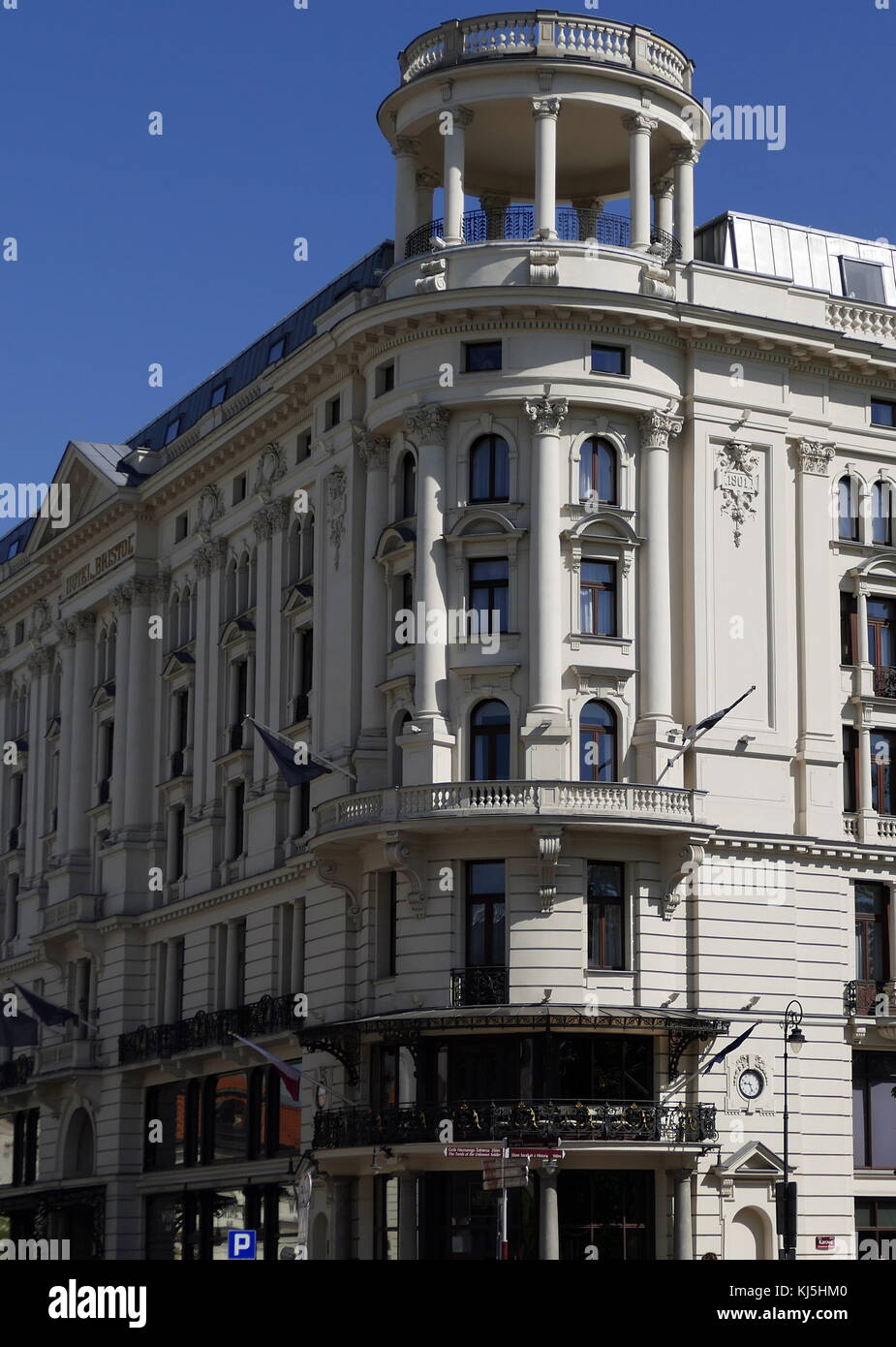 Hotel Bristol, Warschau ist ein historisches Hotel 1901 eröffnet, in Polens Hauptstadt Warschau zu einem Neo-Renaissance-Design gebaut, von dem Architekten W?adys?aw Marconi die endgültige Hotel zu entwerfen. Nachdem Polen erlangte seine Unabhängigkeit im Jahre 1919, paderewski als Premierminister, der ersten Sitzung seiner Regierung in seinem Hotel statt. Nach dem deutschen Einmarsch im Jahr 1939, das Hotel war in der Zentrale der Chef der Distrikt Warschau gemacht. Er überlebte den Krieg und wurde renoviert und 1945 neu eröffnet. Stockfoto