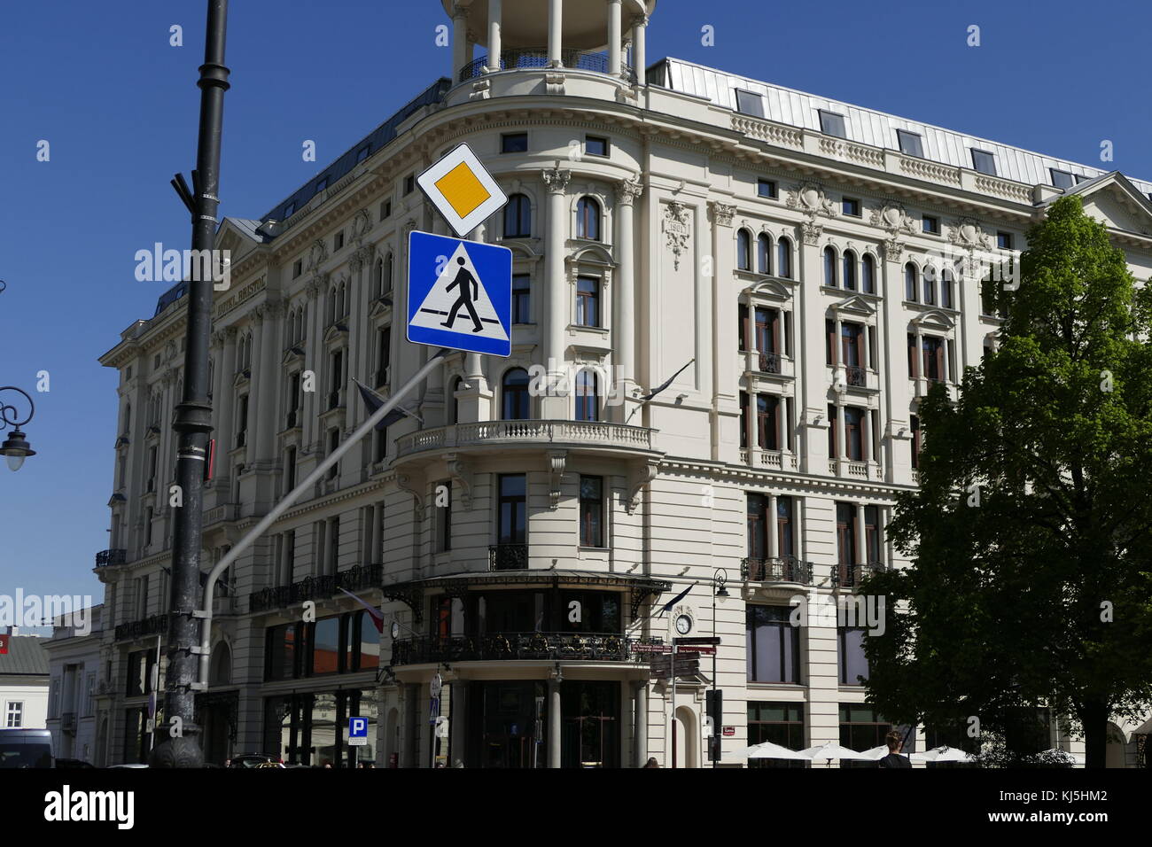 Hotel Bristol, Warschau ist ein historisches Hotel 1901 eröffnet, in Polens Hauptstadt Warschau zu einem Neo-Renaissance-Design gebaut, von dem Architekten W?adys?aw Marconi die endgültige Hotel zu entwerfen. Nachdem Polen erlangte seine Unabhängigkeit im Jahre 1919, paderewski als Premierminister, der ersten Sitzung seiner Regierung in seinem Hotel statt. Nach dem deutschen Einmarsch im Jahr 1939, das Hotel war in der Zentrale der Chef der Distrikt Warschau gemacht. Er überlebte den Krieg und wurde renoviert und 1945 neu eröffnet. Stockfoto