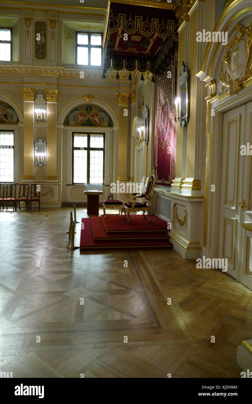 Sala Senatorska (der Senat Kammer) in den Alten Königspalast, Warschau, Polen. Es war hier, dass das Oberhaus des polnischen Parlaments verwendet in den Jahren 1742-1831 zu sitzen. Auch hier ist die Verfassung von Mai 3,1791 wurde als der erste moderne Europäische Satzung zur Regelung des Systems der Regierung übergeben. Die Innenausstattung der Kammer wurde rekonstruiert auf der Grundlage der Zeichnungen erhalten in der Dresdner Staatsarchiv (Die gemalte Dekoration ist die Arbeit von Andrzej Bertrandt). Stockfoto