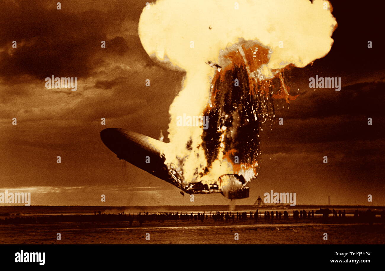 Die Hindenburg Katastrophe am 6. Mai 1937, als der Deutsche Passagier Luftschiff LZ 129 Hindenburg fing Feuer und wurde bei seinem Versuch zu Dock mit seinen Liegeplatz Mast an der Naval Air Station Lakehurst in Manchester Township, New Jersey, United States zerstört Stockfoto