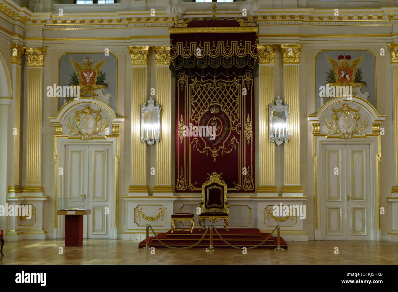 Sala Senatorska (der Senat Kammer) in den Alten Königspalast, Warschau, Polen. Es war hier, dass das Oberhaus des polnischen Parlaments verwendet in den Jahren 1742-1831 zu sitzen. Auch hier ist die Verfassung von Mai 3,1791 wurde als der erste moderne Europäische Satzung zur Regelung des Systems der Regierung übergeben. Die Innenausstattung der Kammer wurde rekonstruiert auf der Grundlage der Zeichnungen erhalten in der Dresdner Staatsarchiv (Die gemalte Dekoration ist die Arbeit von Andrzej Bertrandt). Stockfoto