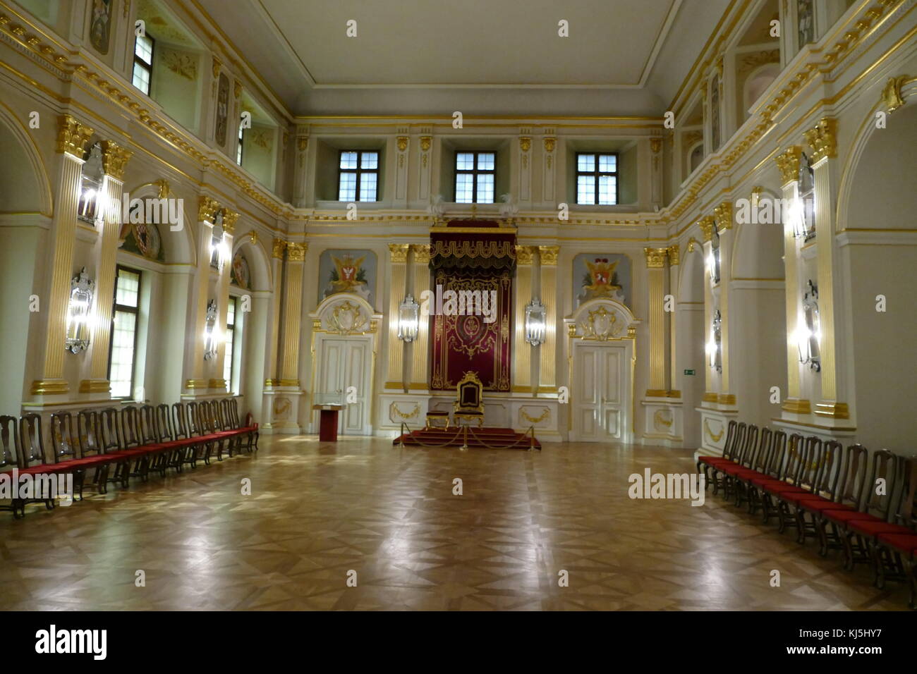 Sala Senatorska (der Senat Kammer) in den Alten Königspalast, Warschau, Polen. Es war hier, dass das Oberhaus des polnischen Parlaments verwendet in den Jahren 1742-1831 zu sitzen. Auch hier ist die Verfassung von Mai 3,1791 wurde als der erste moderne Europäische Satzung zur Regelung des Systems der Regierung übergeben. Die Innenausstattung der Kammer wurde rekonstruiert auf der Grundlage der Zeichnungen erhalten in der Dresdner Staatsarchiv (Die gemalte Dekoration ist die Arbeit von Andrzej Bertrandt). Stockfoto
