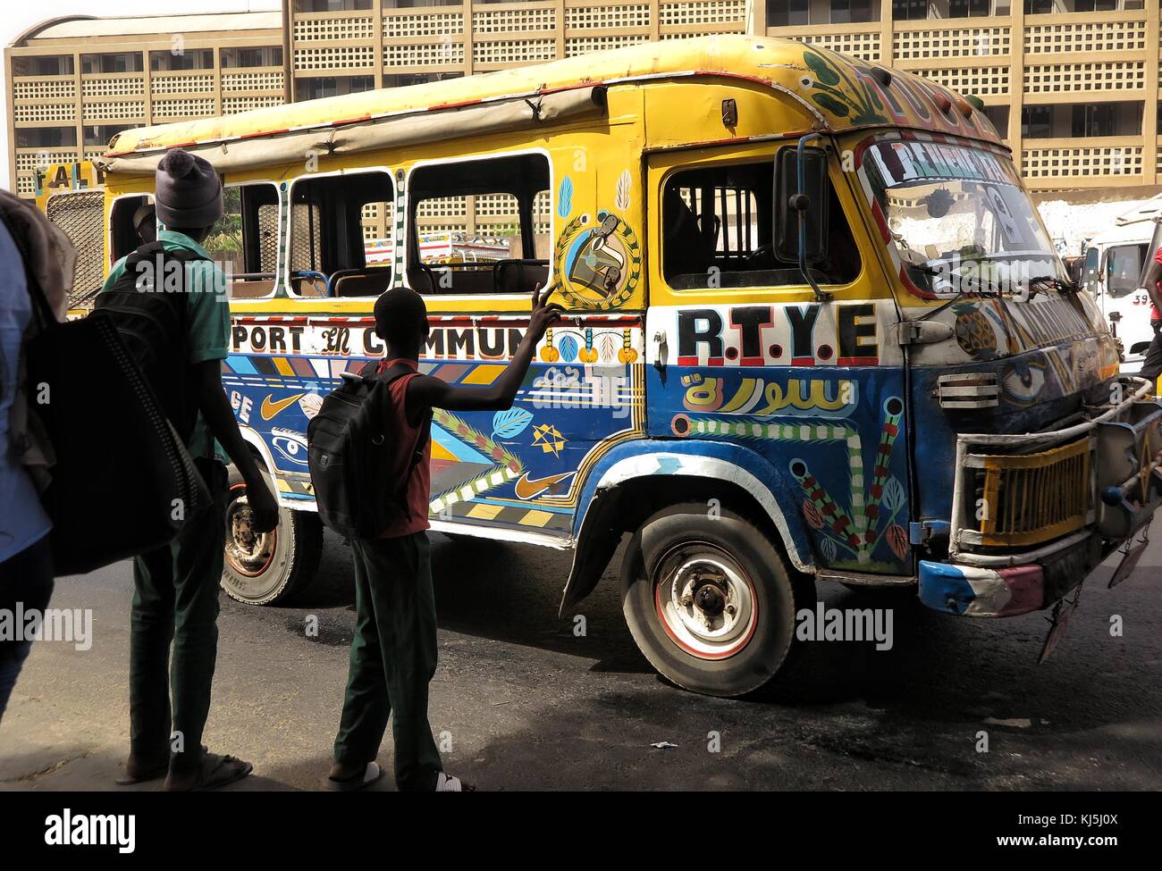 Menschen Hagel öffentlicher Verkehr auf den Straßen von Dakar als "Car Rapide" bekannt. Stockfoto