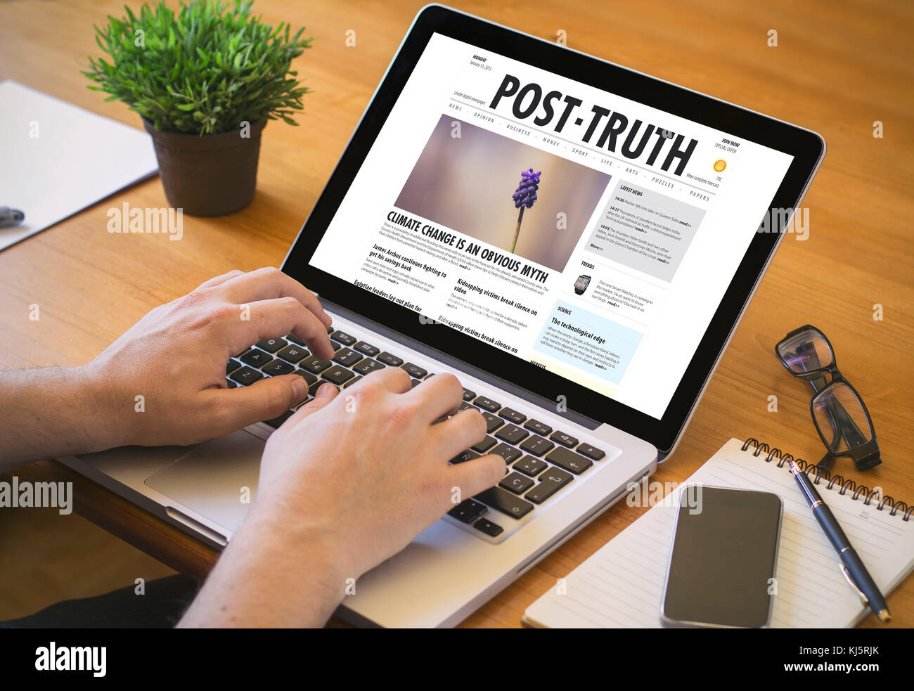 Close-up Draufsicht eines Mannes lesen Post Wahrheit Arbeiten am Laptop. Alle Grafiken sind. Stockfoto
