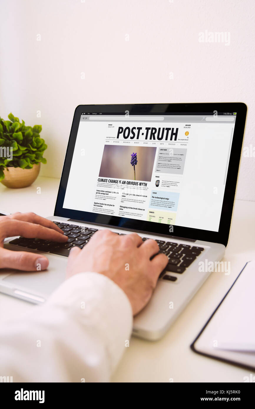 Mann mit Laptop angezeigt post Wahrheit Stockfoto