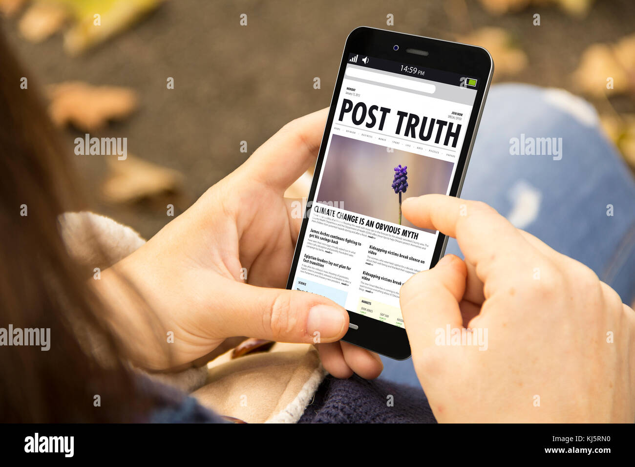 Mobile Info Konzept: Frau mit einem 3D-generierten Smartphone mit post Wahrheit auf dem Bildschirm. Grafiken auf dem Bildschirm aus. Stockfoto