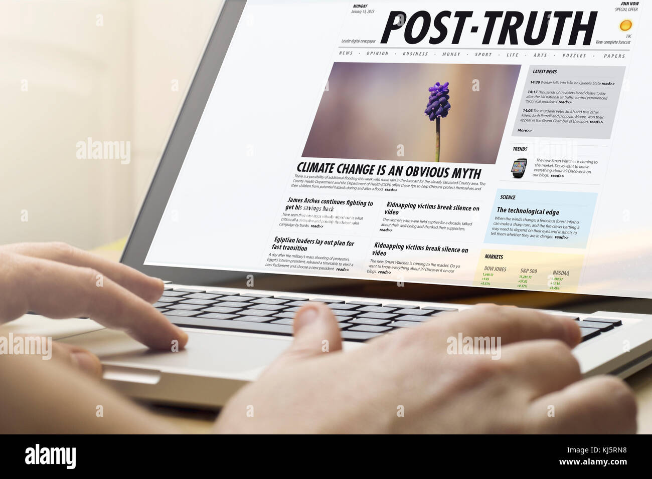 Online Informationen Konzept: Über einen Laptop mit post Wahrheit auf dem Bildschirm Mann. Grafiken bestehen. Stockfoto