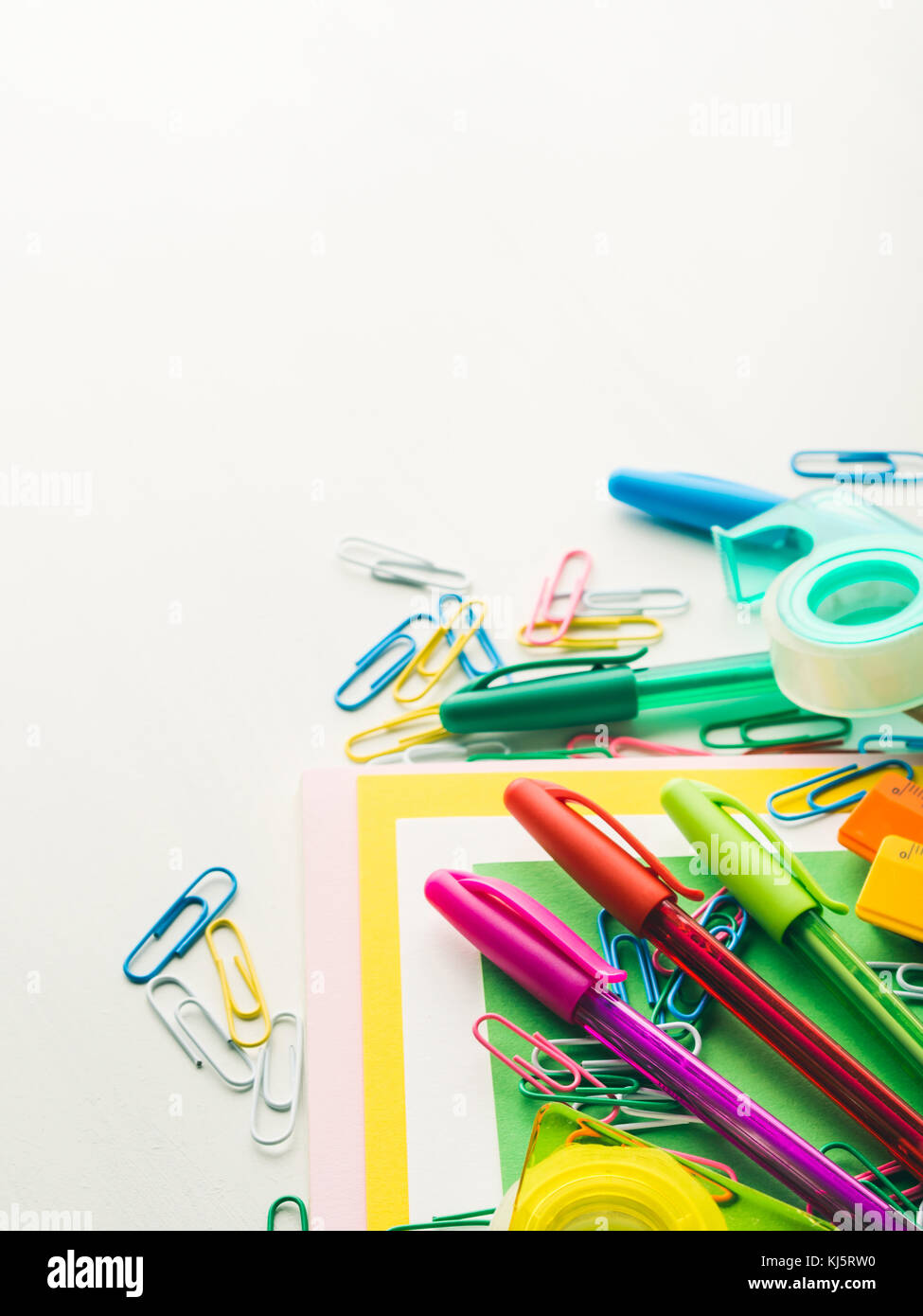 Schreibwaren bunt Schreiben Werkzeuge Zubehör Kugelschreiber Bleistifte,  farbiges Papier. zurück zu Schule. Bürobedarf Produkte Stockfotografie -  Alamy