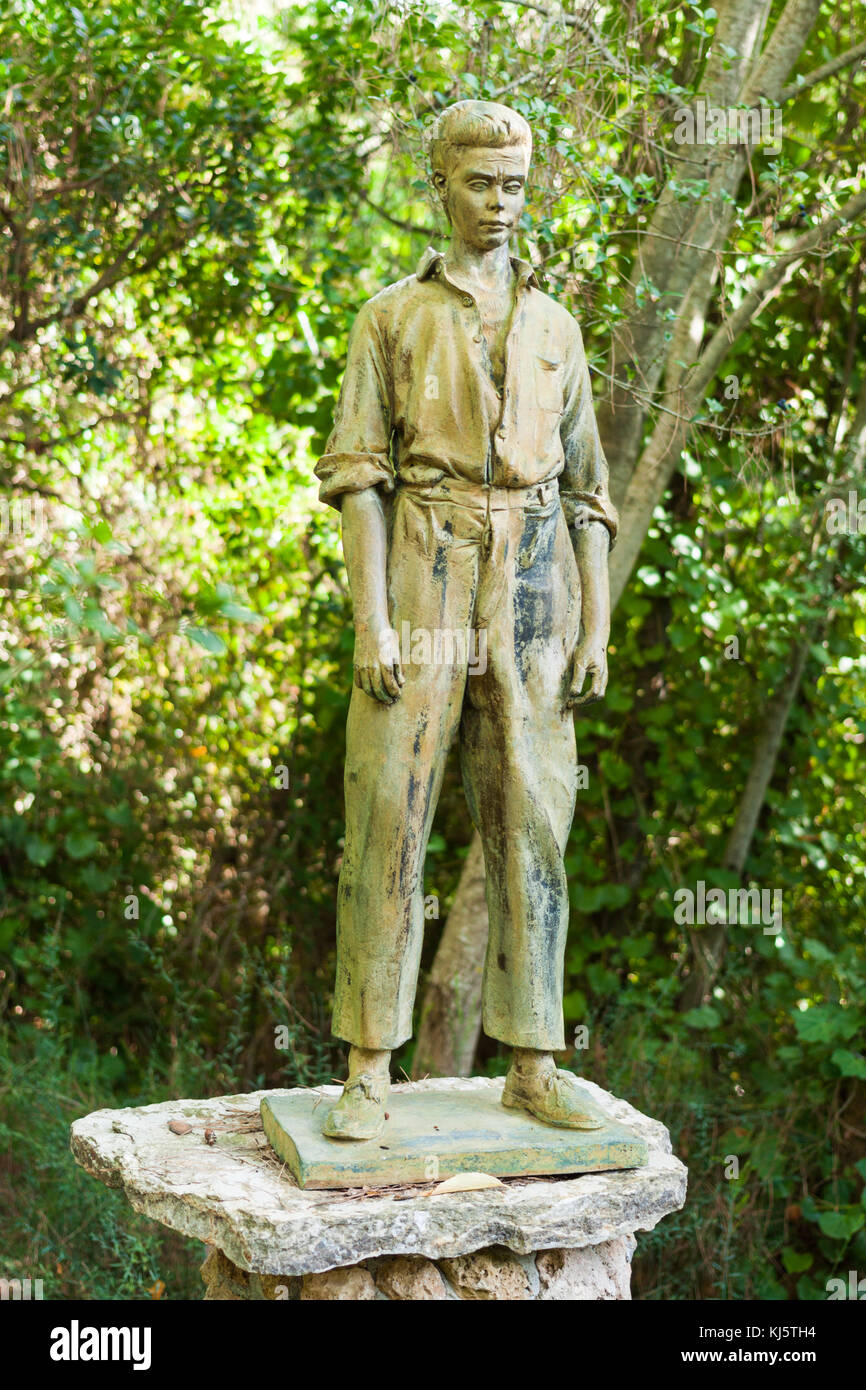 Bronze Skulptur eines mallorquinischen Mann in LLuc botanischer Garten Stockfoto