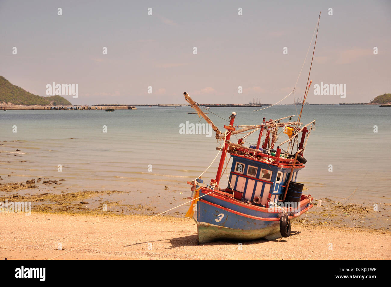 Fischerboote am Strand geparkt, si Chang Insel, Chonburi, Thailand. Stockfoto