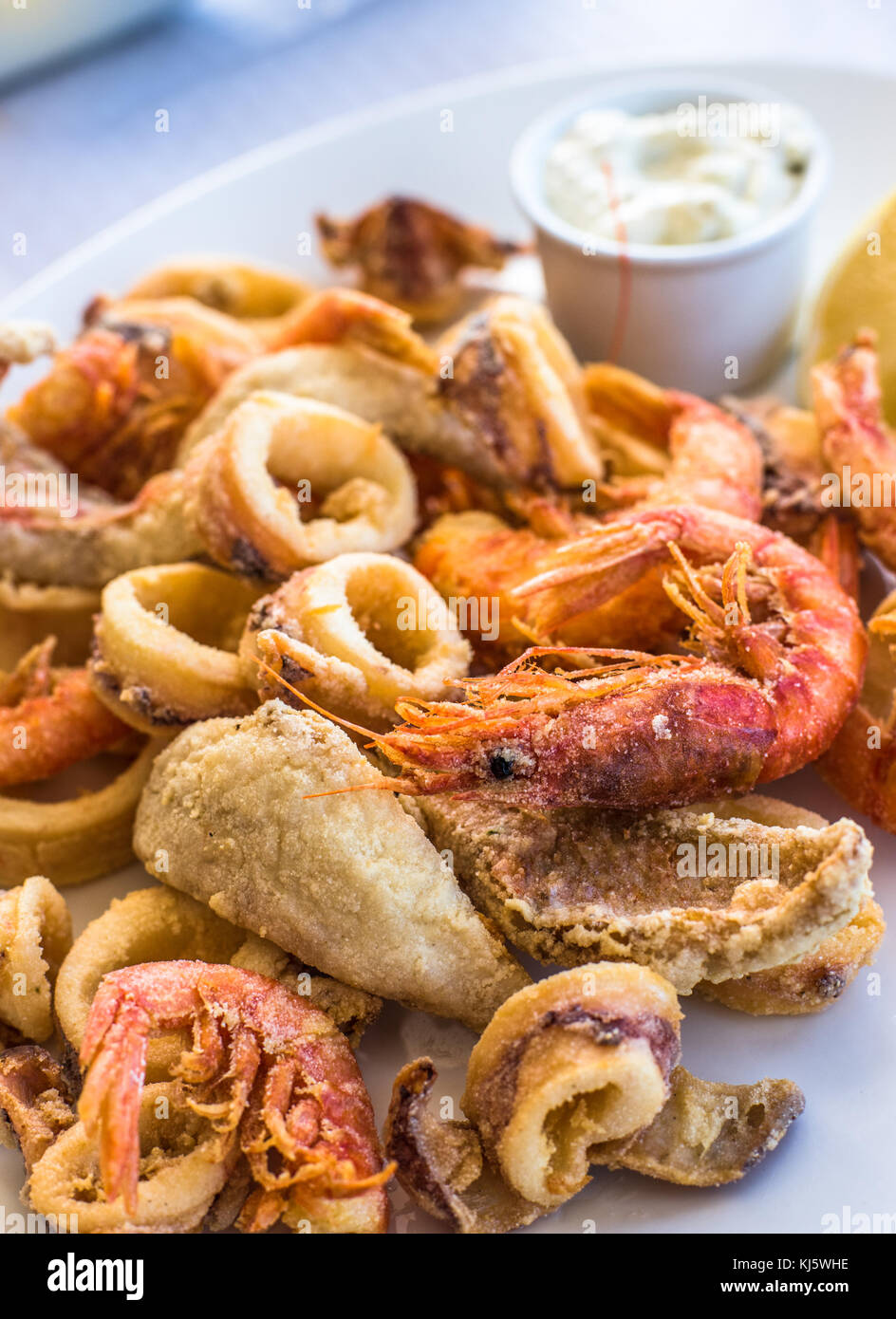 Frittierter Fisch, Garnelen und Tintenfisch Plattenteller gemischt Stockfoto